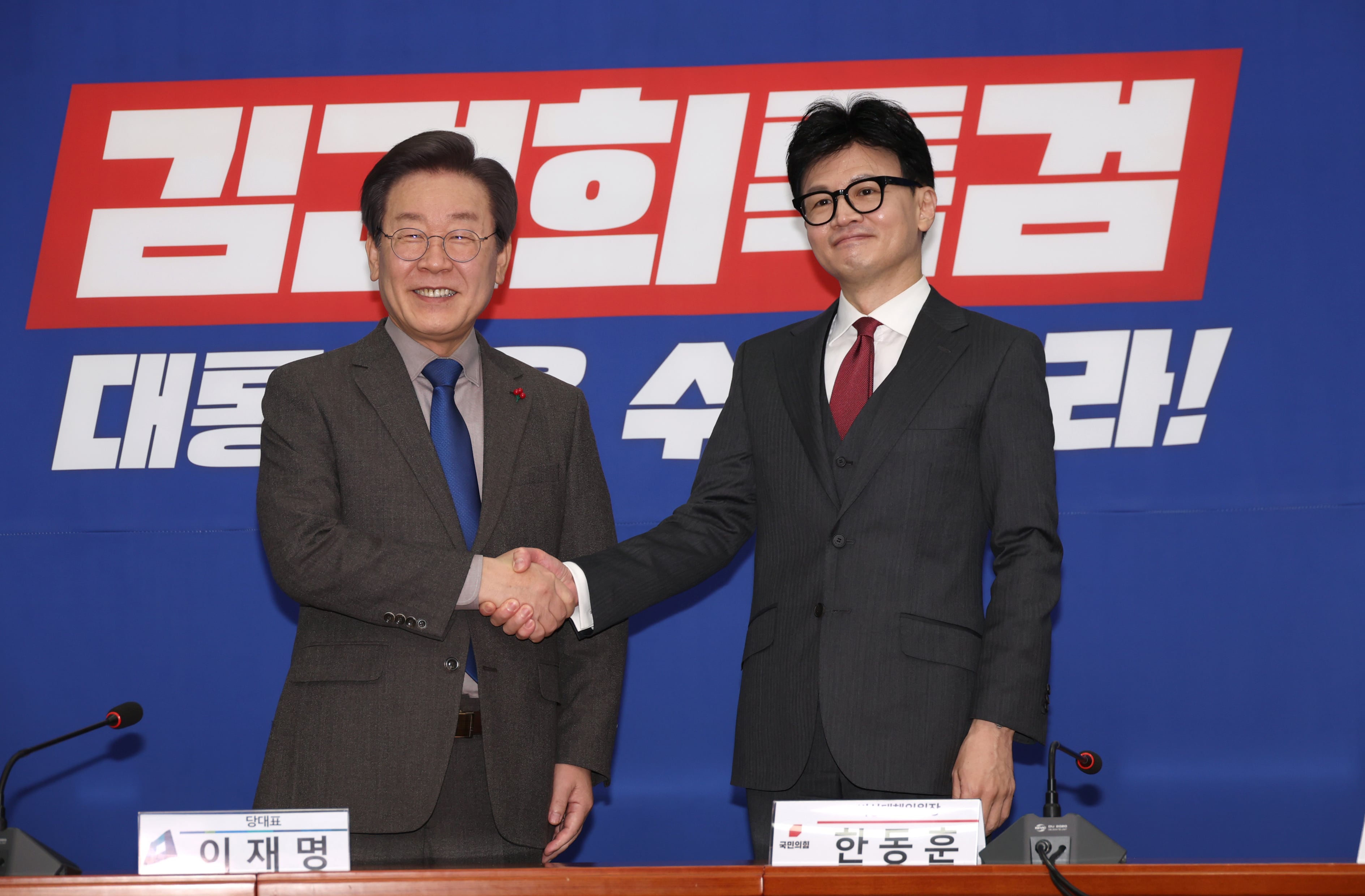 한동훈 국민의힘 비상대책위원장과 이재명 더불어민주당 대표가 지난해 12월 29일 서울 여의도 국회 민주당 대표실에서 회동을 하고 있다. /뉴스1