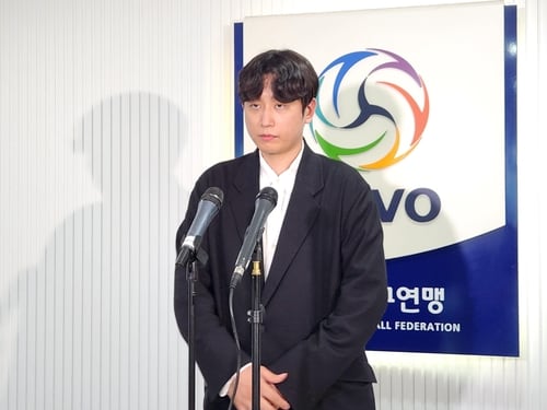 가정폭력 등의 혐의로 유죄 판결을 받은 OK금융그룹 곽명우가 31일 서울 마포구 한국배구연맹(KOVO) 사무국에서 열린 상벌위원회에 참석해 소명한 뒤, 취재진과 인터뷰하고 있다. /연합뉴스