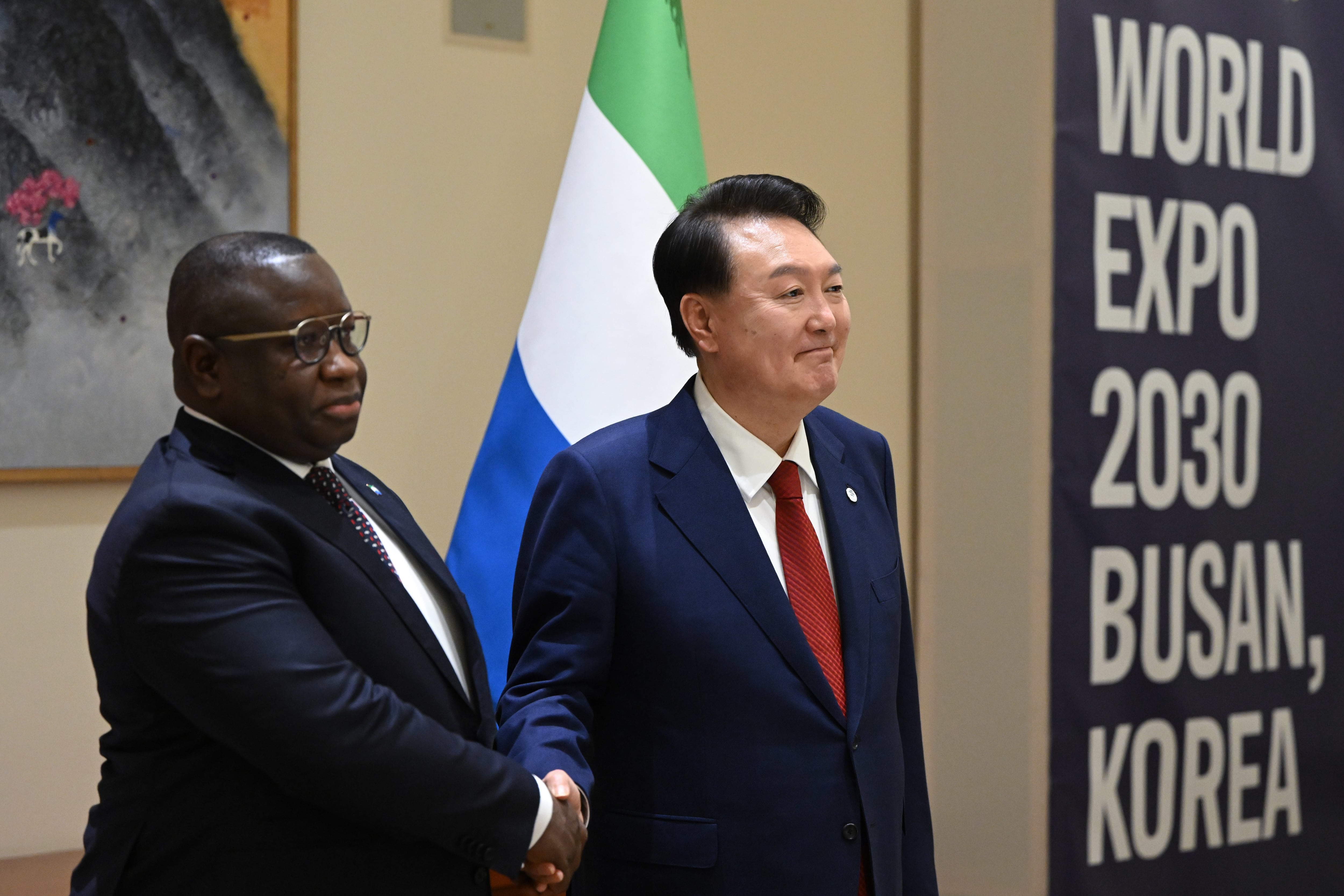 윤석열 대통령이 작년 9월 22일 미국 뉴욕 시내에서 열린 줄리어스 마다 비오(Julius Maada Bio) 시에라리온 대통령과의 정상회담에서 기념 촬영하고 있는 모습/뉴스1 