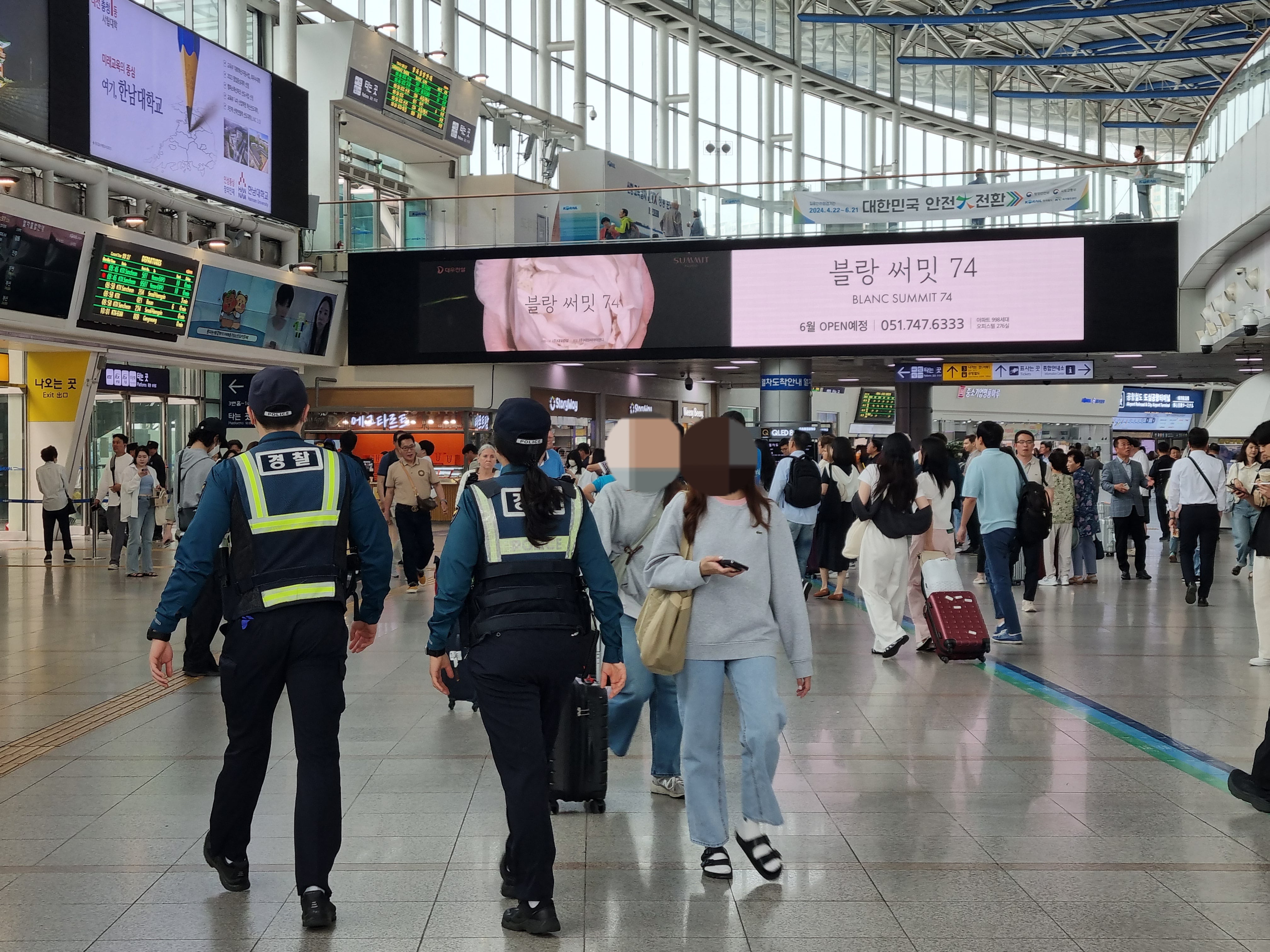 24일 오전 서울 용산구 서울역에서 칼부림 예고글에 대응해 경찰들이 역내에서 순찰하고 있는 모습. /김양혁 기자