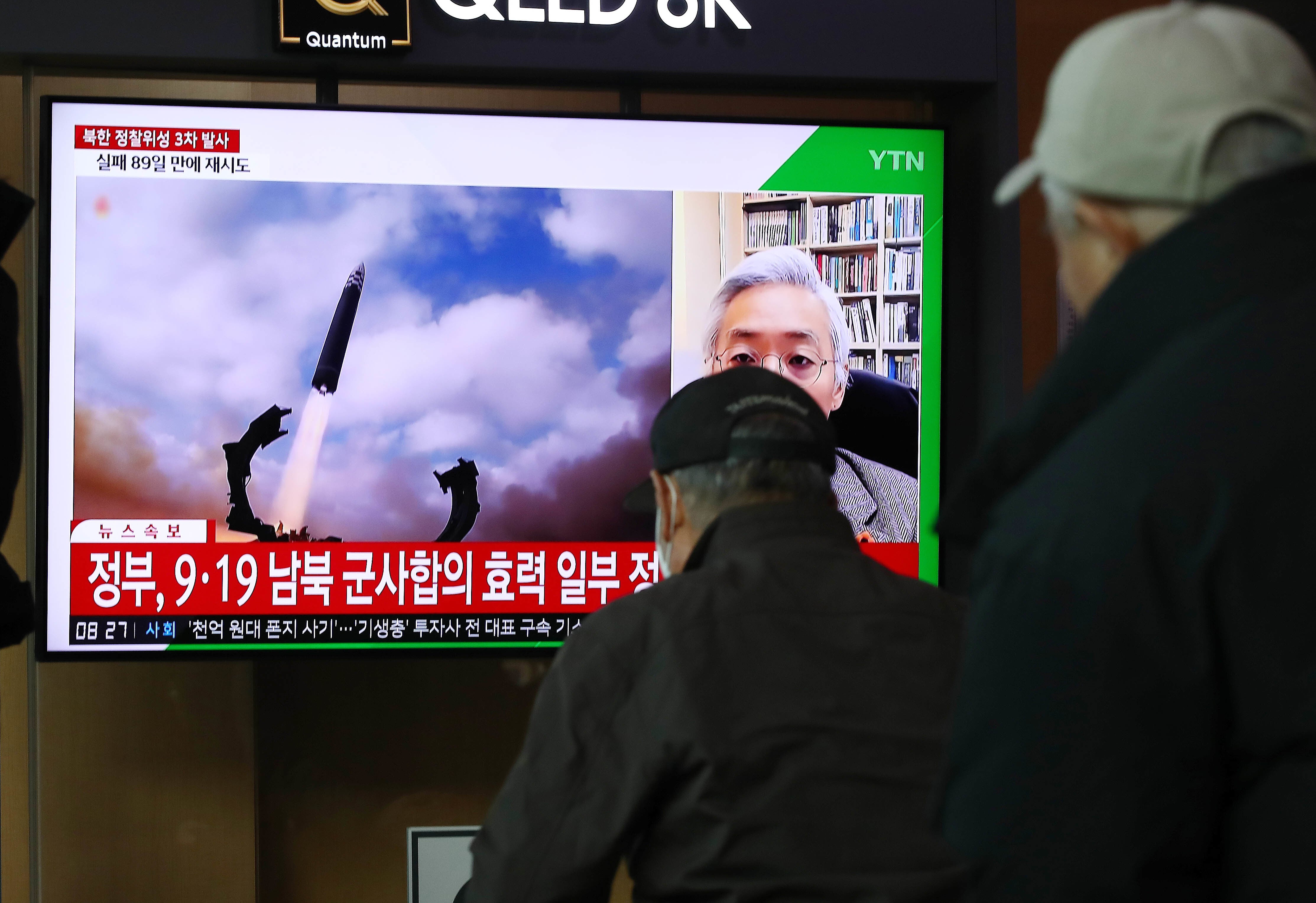 지난해 11월 22일 오전 서울역에서 시민들이 북한의 3차 군사정찰위성 발사 관련 뉴스를 시청하고 있다. /뉴스1