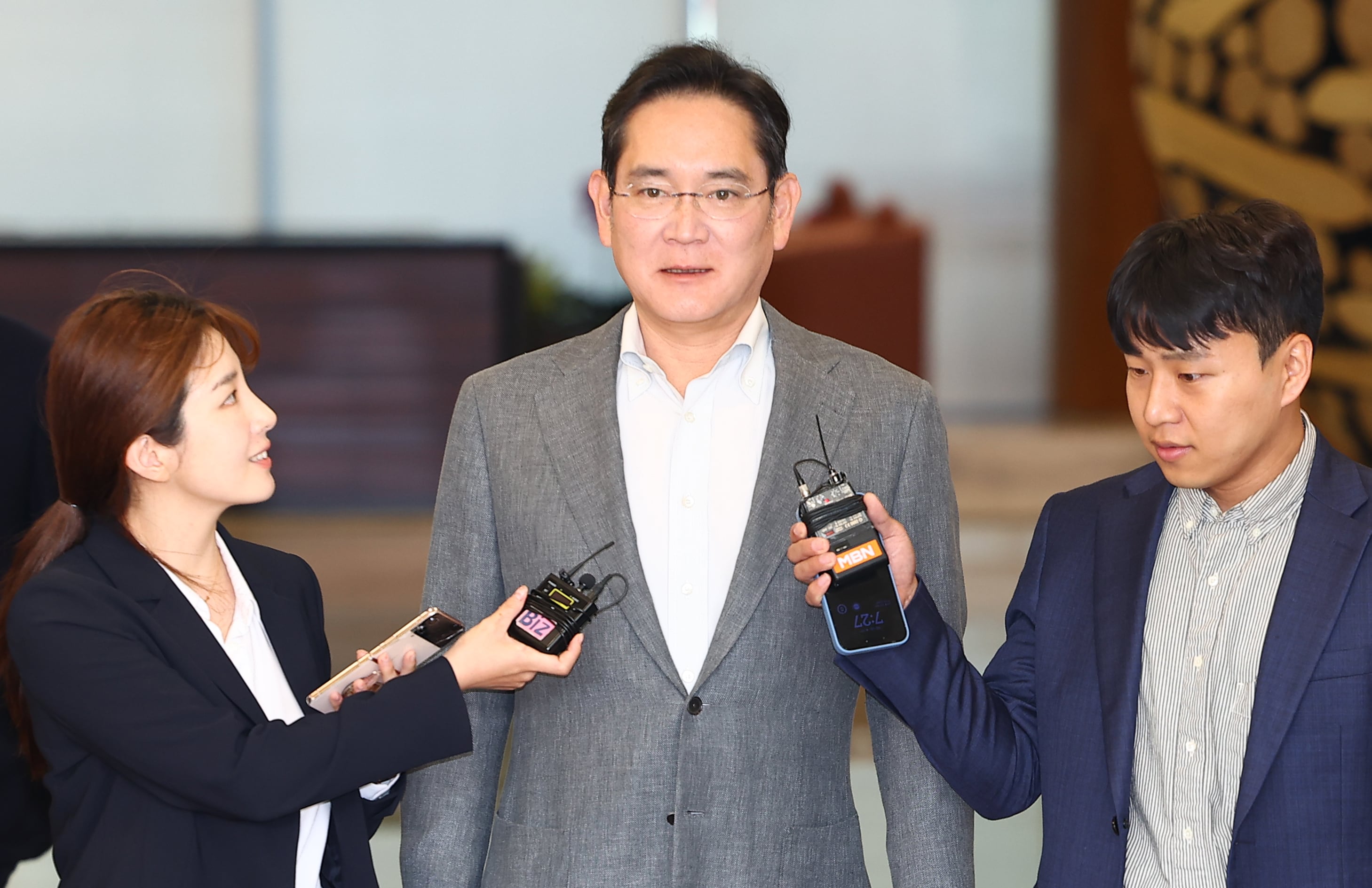 이재용 삼성전자 회장이 유럽 출장을 마치고 지난 3일 오전 서울 강서구 서울김포비즈니스항공센터(SGBAC)를 통해 귀국하고 있다./연합뉴스
