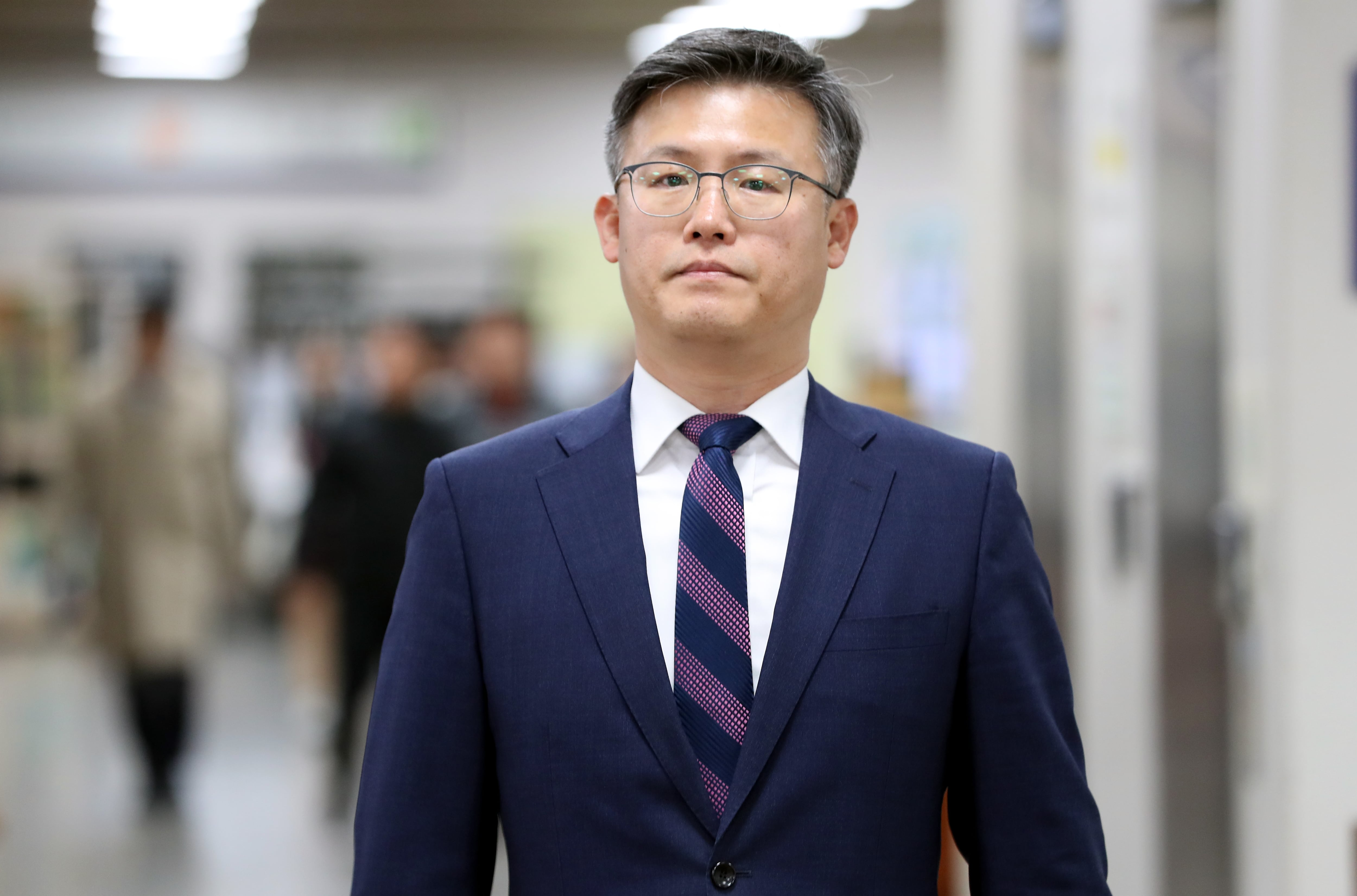 윤석열 대통령이 과거 박근혜 정부 시절 '문고리 3인방' 중 한 명으로 꼽혔던 정호성 전 청와대 부속비서관을 새 비서관으로 발탁했다. 사진은 정 전 비서관이 지난 2018년 국가정보원 특수활동비 상납 의혹 관련 특정범죄가중처벌법상 뇌물 등 항소심 공판 출석을 위해 법정으로 향하는 모습. /뉴스1