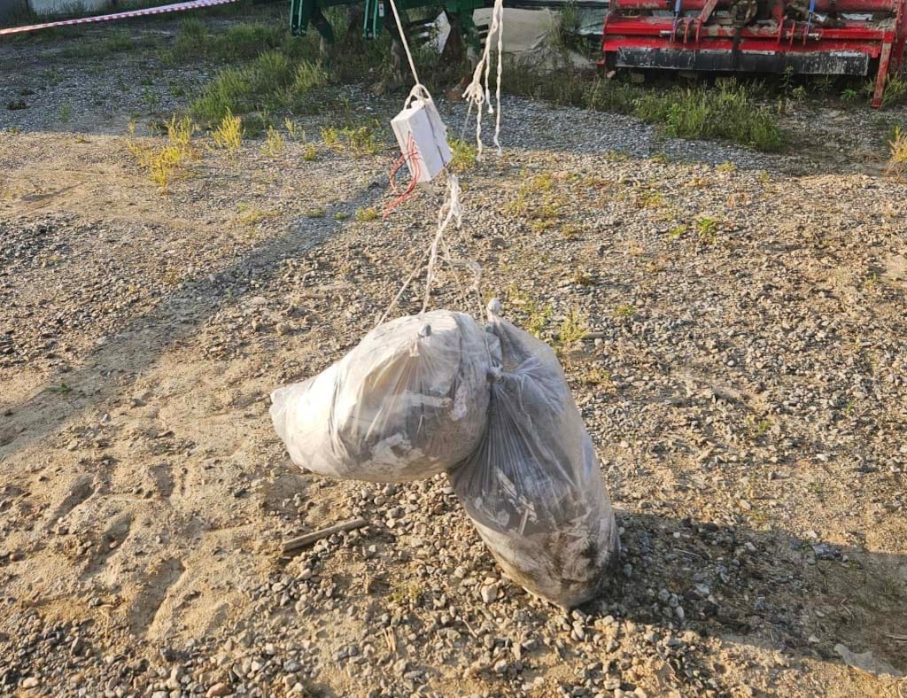 북한이 보낸 대남 전단 살포용 풍선의 잔해로 추정되는 물체가 경기 파주시와 동두천시에서 발견되고 있다. /연합뉴스
