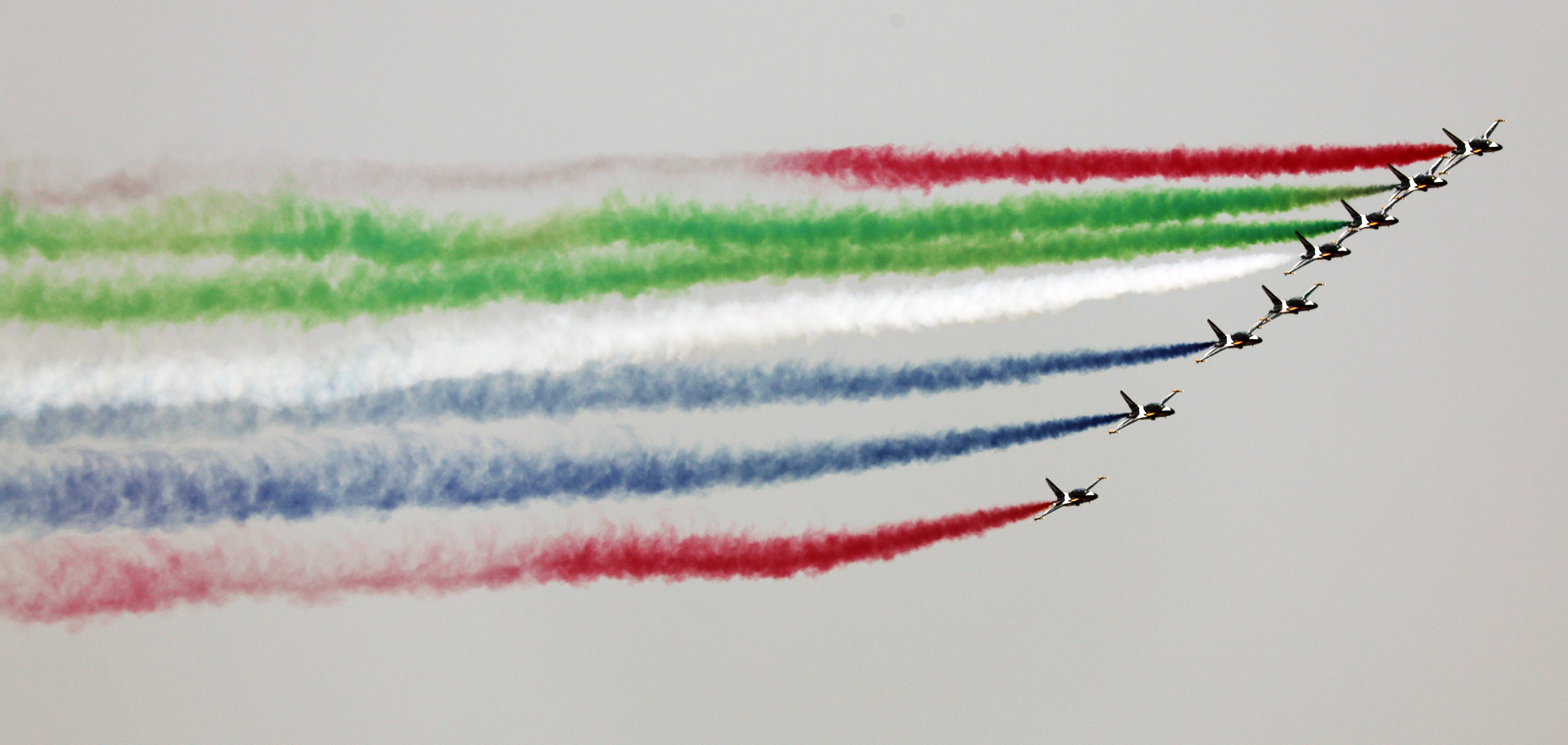 공군 특수비행팀 블랙이글스가 29일 오전 서울 용산구 대통령실에서 열린 무함마드 빈 자예드 알 나흐얀 아랍에미리트(UAE) 대통령 환영식을 축하하기 위해 서울 상공을 비행하고 있다./뉴스1 