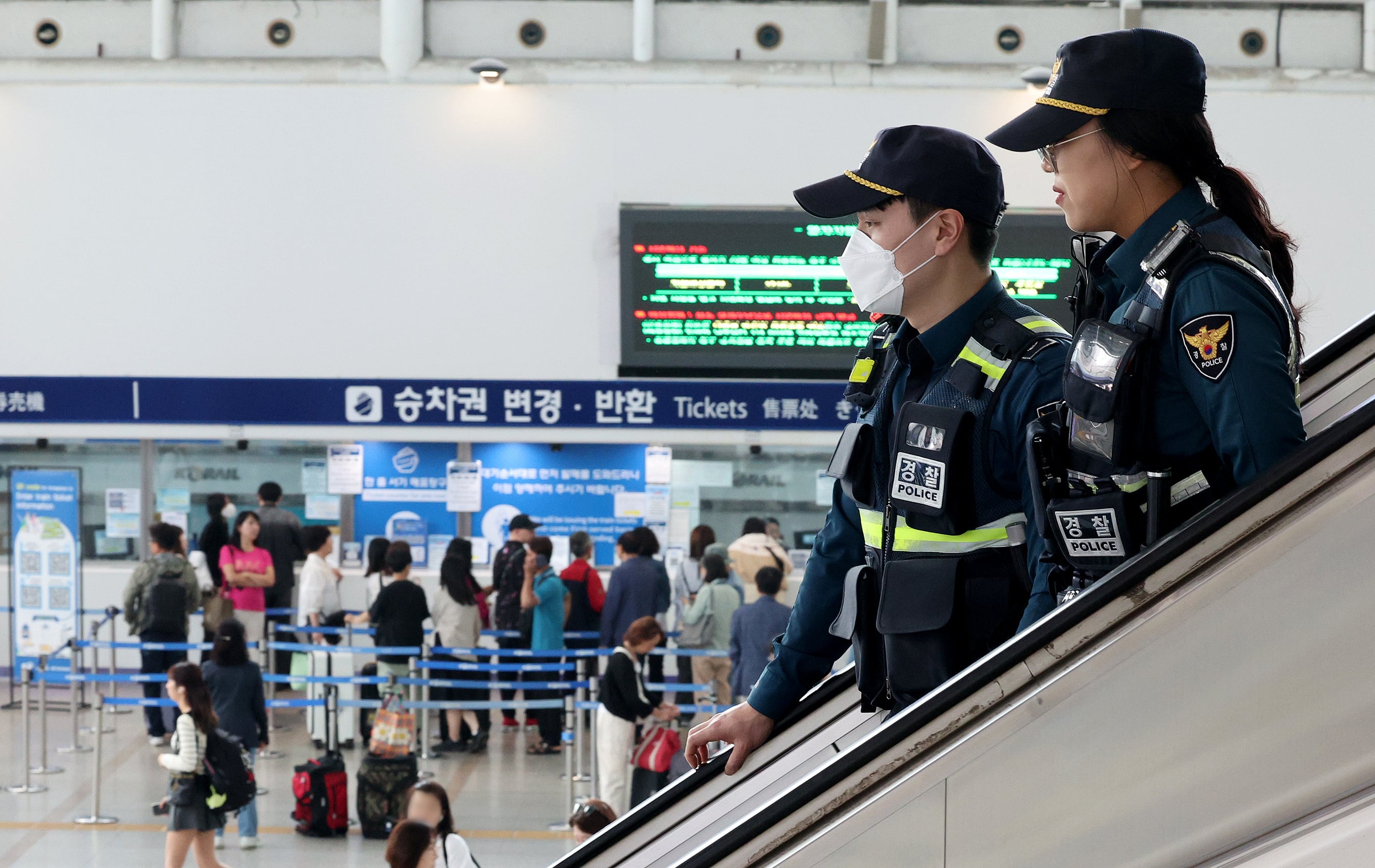 경찰이 24일 오전 서울 중구 서울역 대합실에서 순찰을 하고 있다. 지난 22일 한 인터넷 커뮤니티에 서울역 칼부림 예고글이 올라온 가운데 경찰과 철도경찰 등은 만일의 사고를 대비해 순찰을 강화한다고 밝혔다. /뉴스1