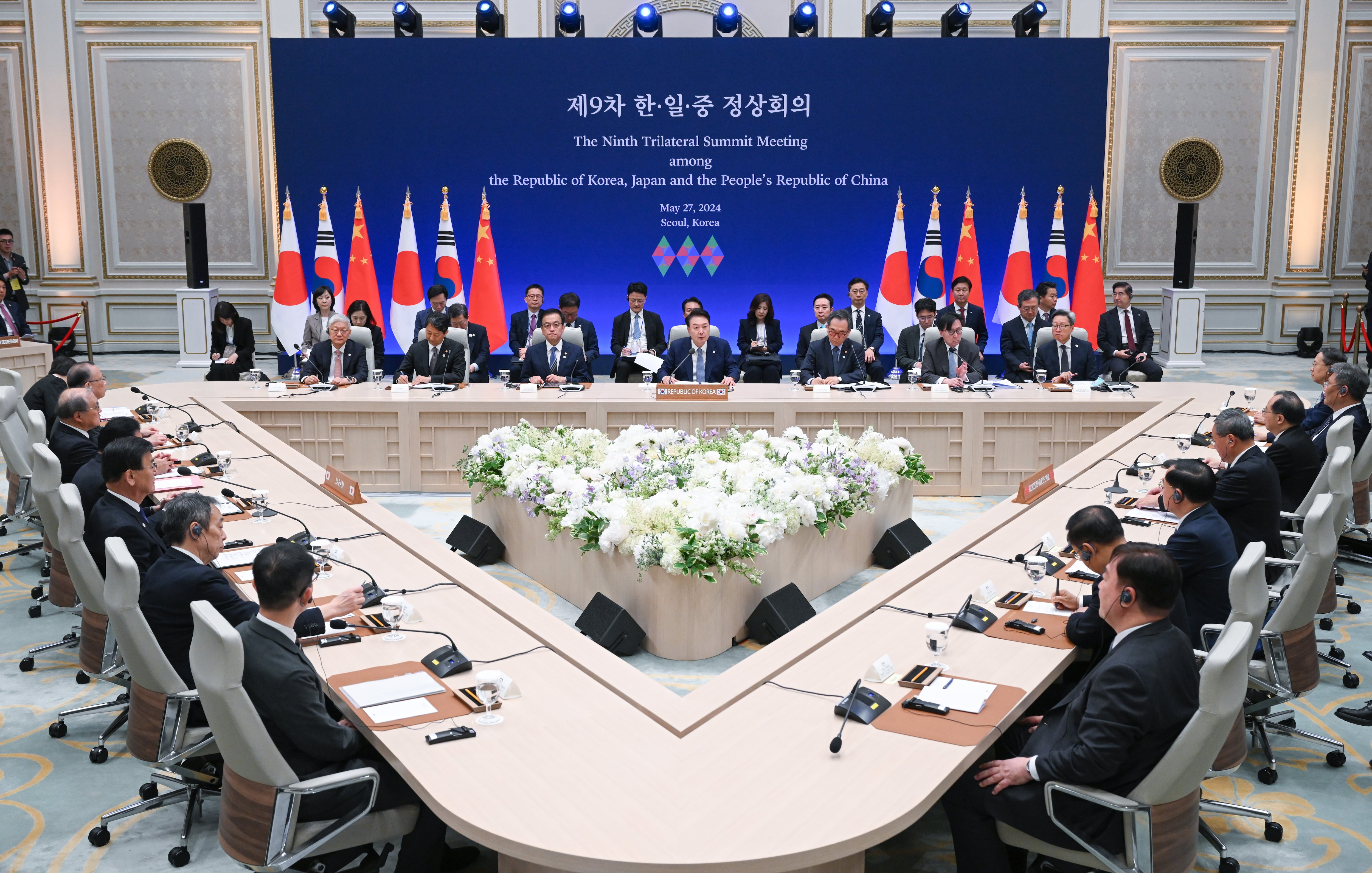 윤석열 대통령이 27일 청와대 영빈관에서 리창 중국 총리, 기시다 후미오 일본 총리와 함께 제9차 한·중·일 정상회의를 하고 있다. /뉴스1 