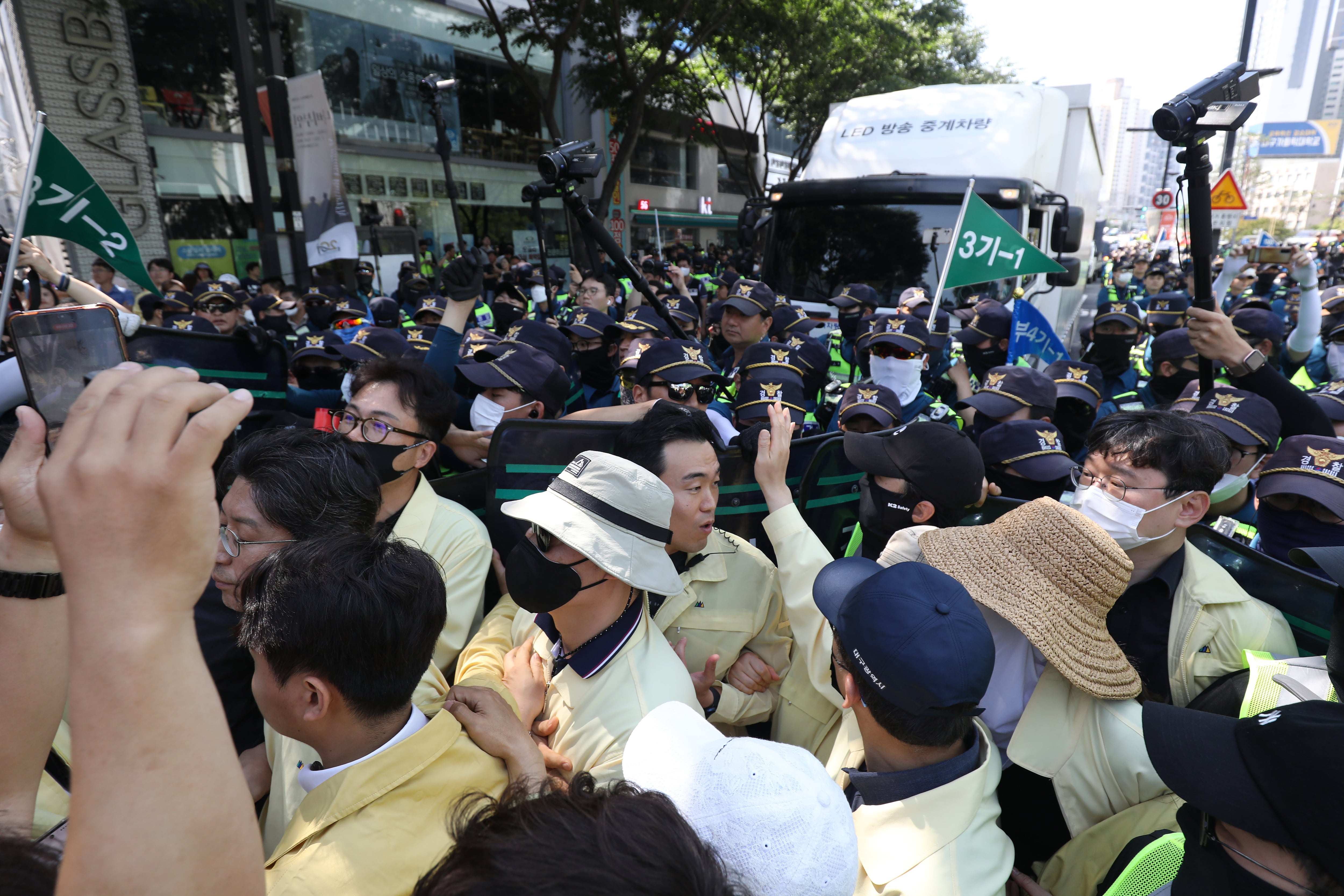 지난해 6월 17일 오전 대구 중구 중앙로 대중교통전용지구에서 열리는 제15회 대구퀴어문화축제를 앞두고 행정대집행에 나선 공무원들이 행사 차량의 진입을 막으려 하자 경찰이 이들을 해산시키는 과정에서 공무원과 경찰이 충돌해 뒤엉켜 있다. /뉴스1