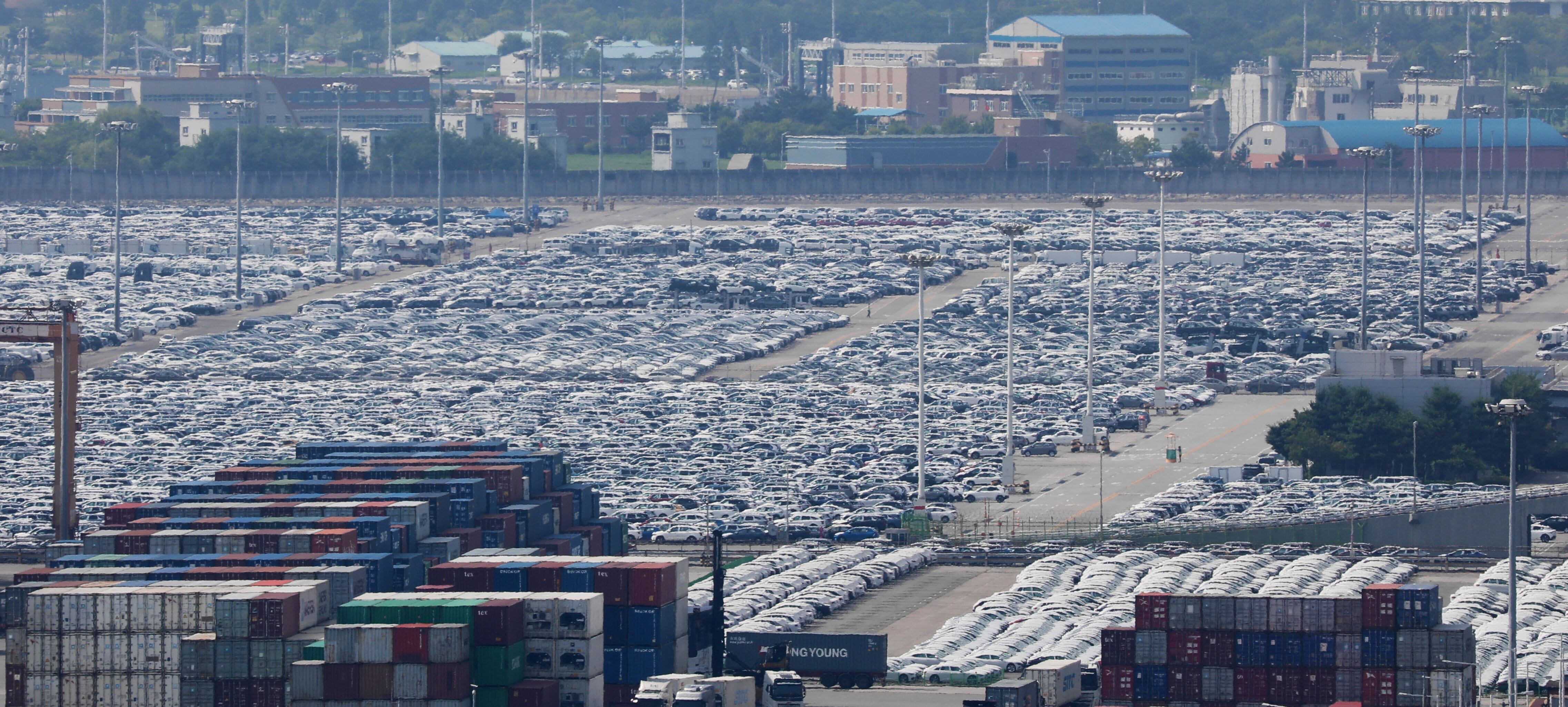  경기 평택시 포승읍 평택항 수출 야적장에 수출용 차량들이 주차돼 있다./뉴스1 