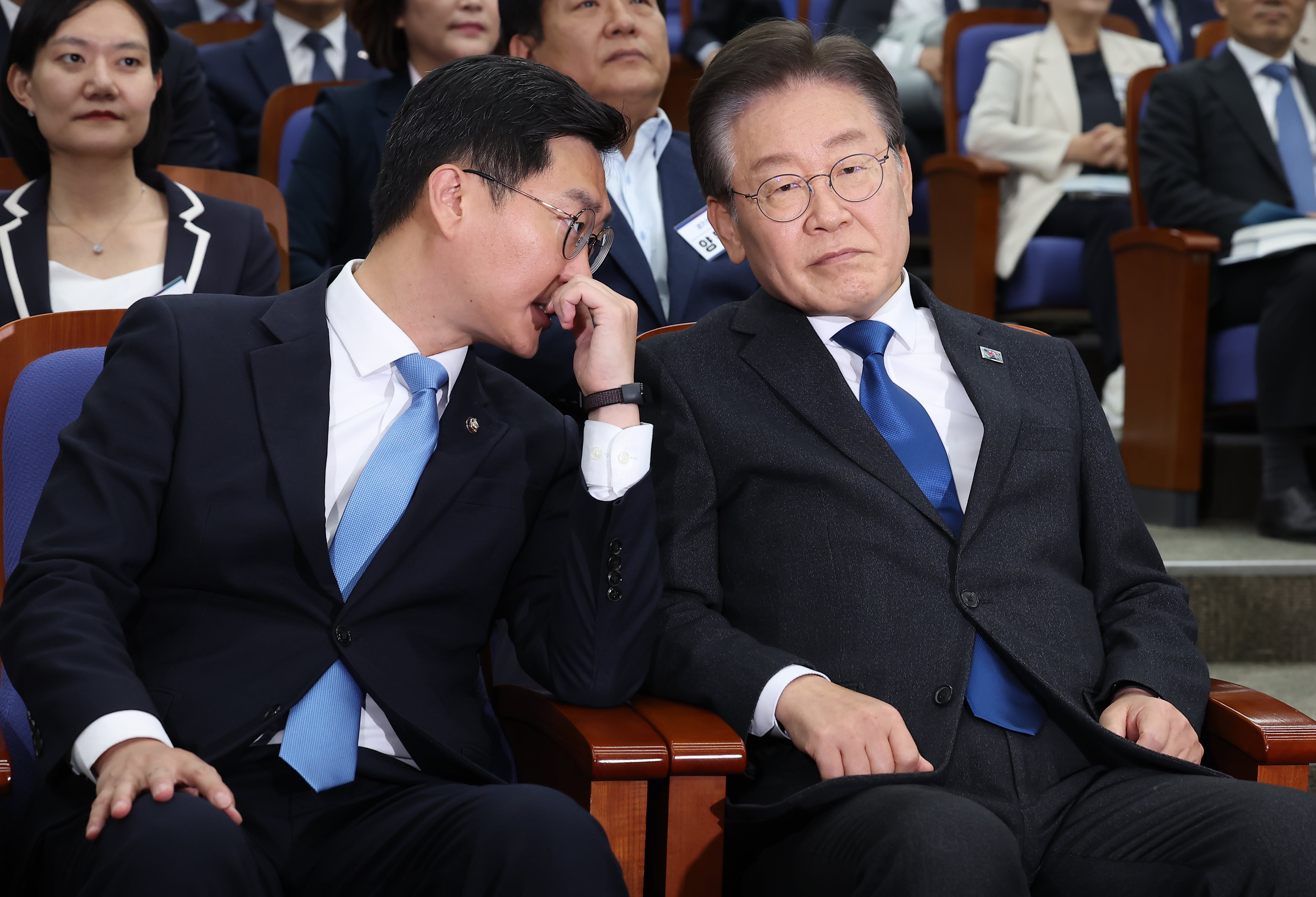 장경태 더불어민주당 최고위원(왼쪽)과 이재명 대표. /뉴스1