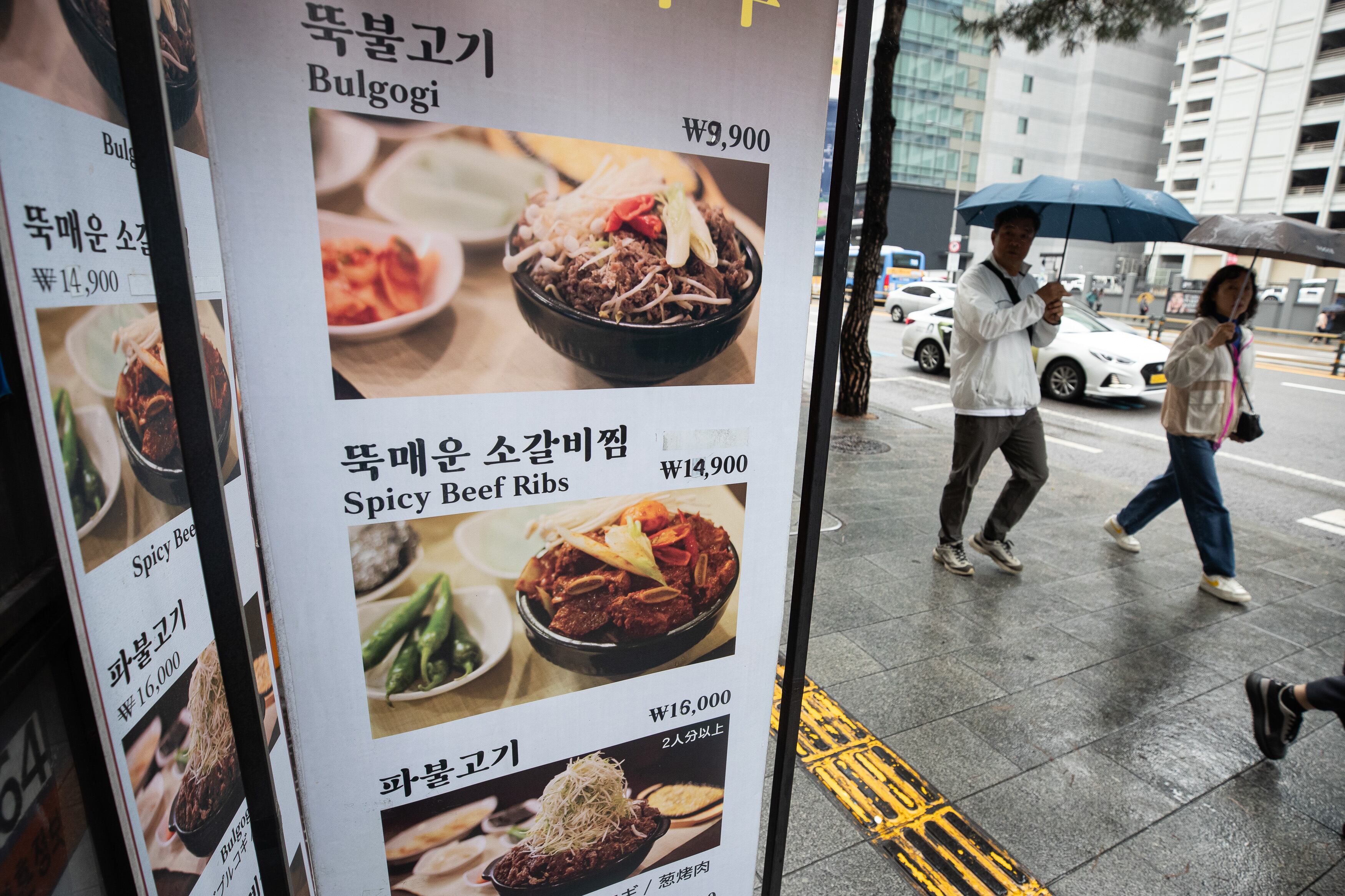  서울시내 한 음식점 앞에 메뉴 안내문이 놓여 있다./뉴스1 