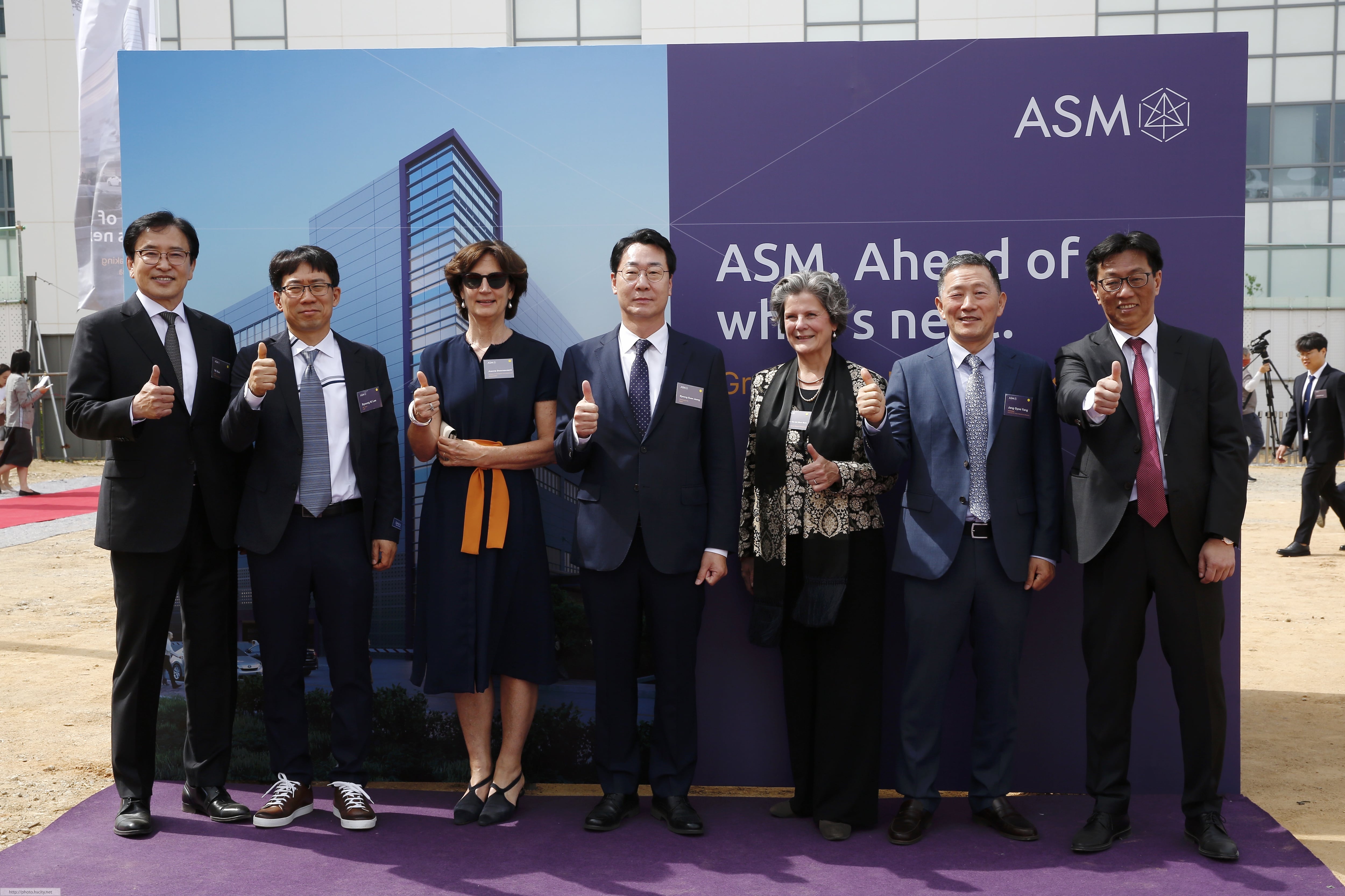 지난해 5월 24일 네덜란드 반도체 기업인 ASM가 경기도 화성에 제2제조연구혁신센터를 짓는 것을 기념하는 기공식에 정명근 화성 시장(왼쪽에서 네번째) 등이 참석한 모습. /화성시청 제공