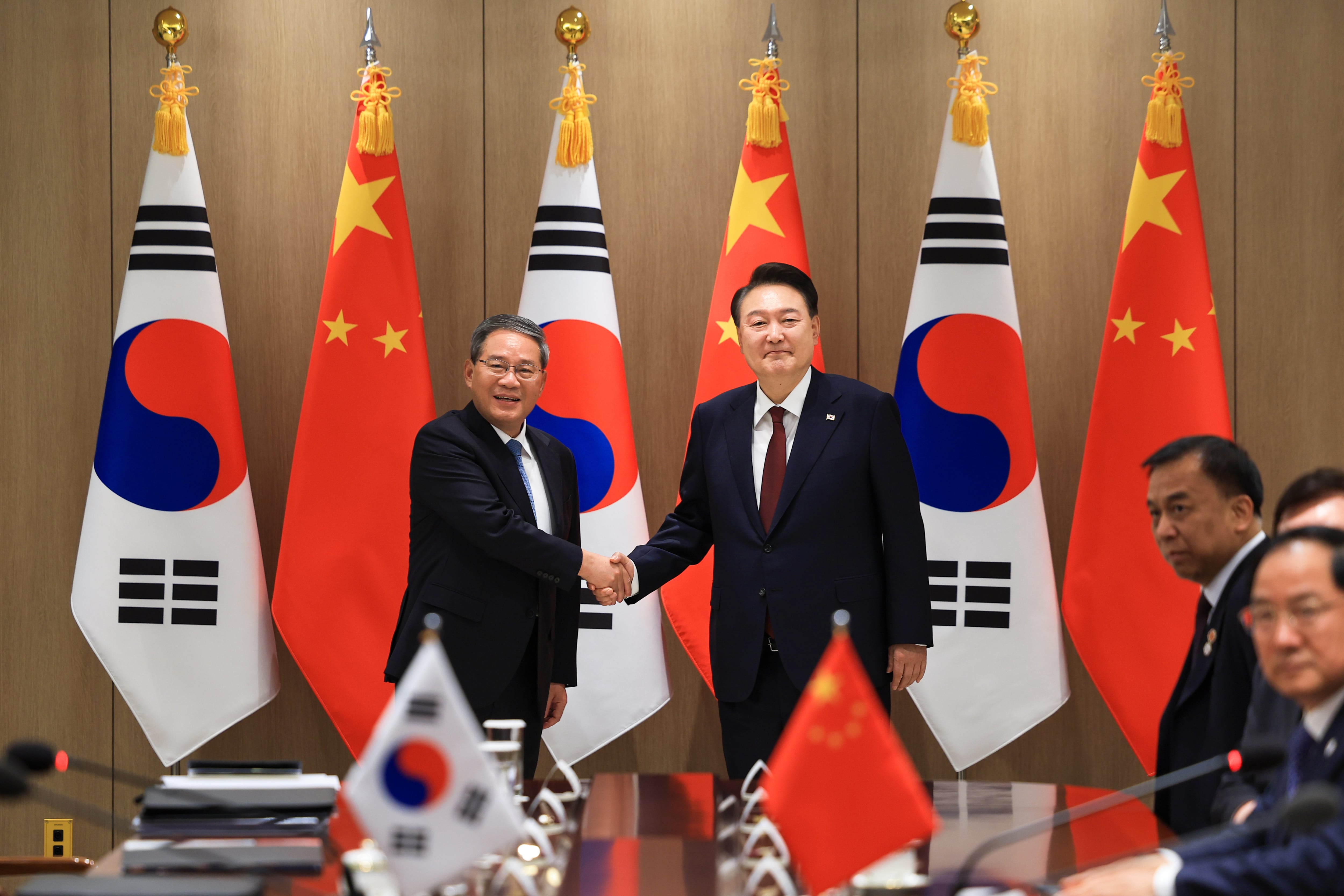 윤석열 대통령이 26일 용산 대통령실 청사에서 열린 한중 양자회담에서 리창 중국 총리와 기념촬영을 하고 있다. /뉴스 1