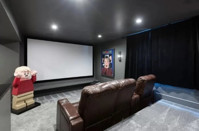 매물로 나온 영화 '나 홀로 집에' 저택 내부 영화관. /질로우