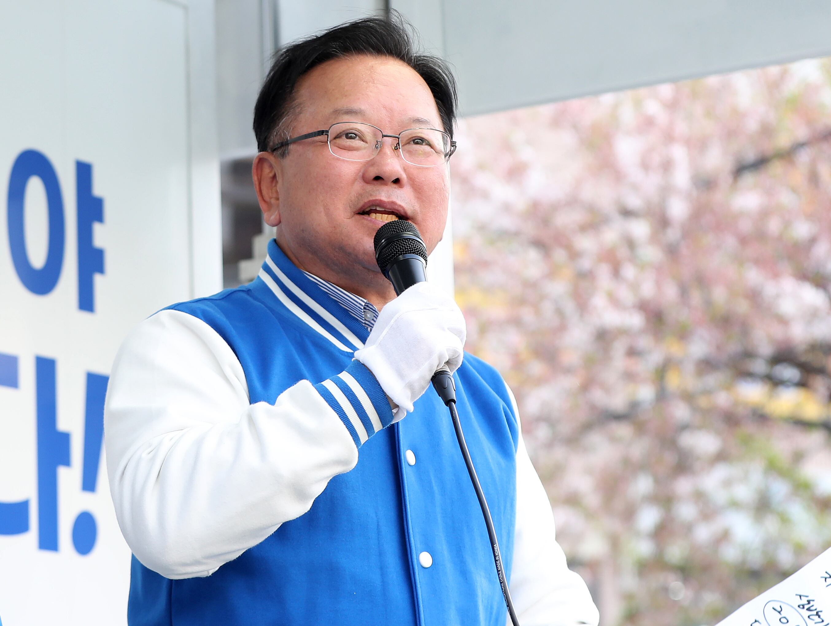 김부겸 더불어민주당 상임공동선거대책위원장이 4월 9일 오후 부산 사하구 감천동 일대에서 이재성 사하을 후보 지지 유세를 하고 있다. /뉴스1