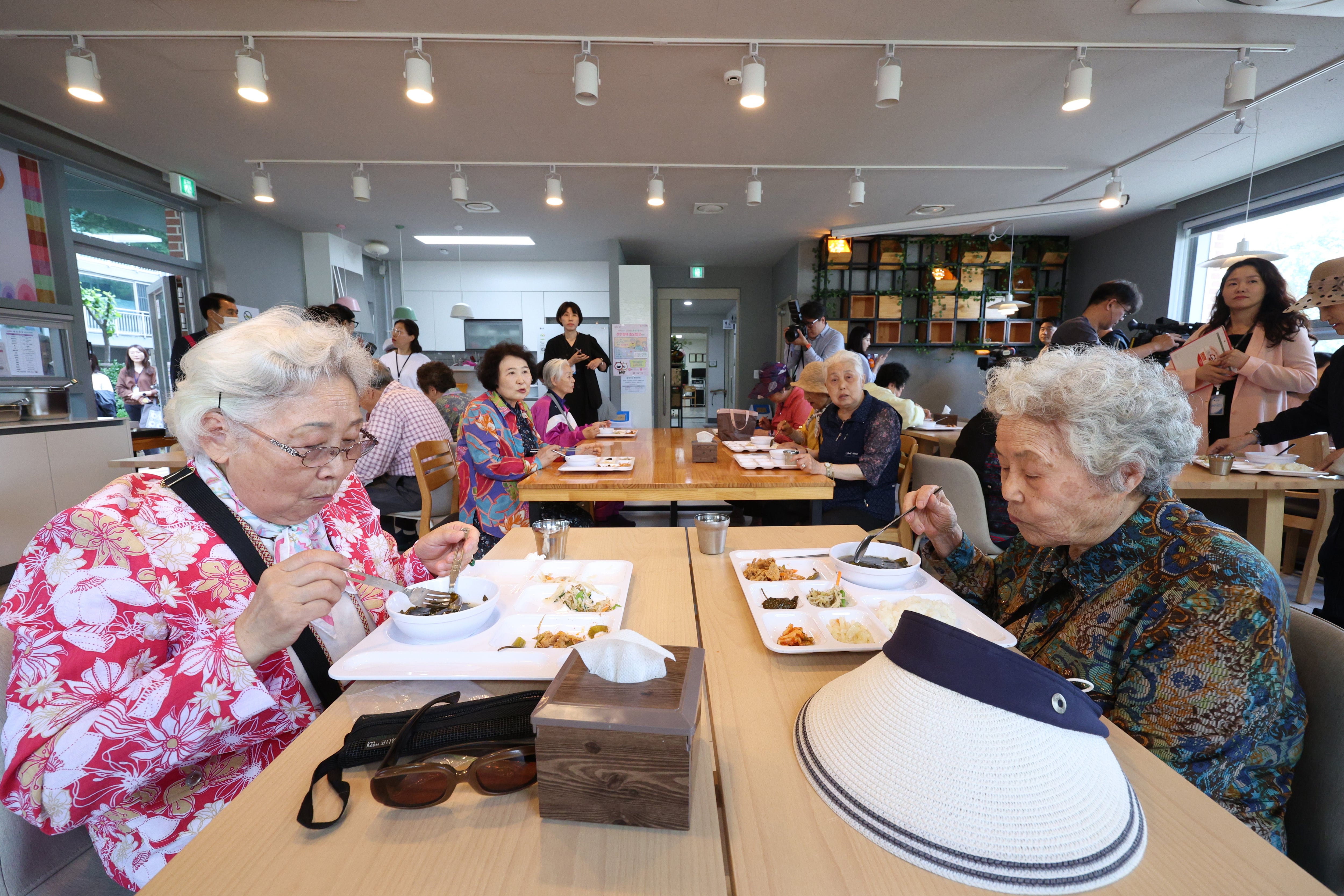 지난 21일 오전 서울 마포구 효도밥상경로당에서 열린 주민참여 효도밥상 제공 행사에 참가한 어르신들이 점심 식사를 하고 있다. /뉴스1