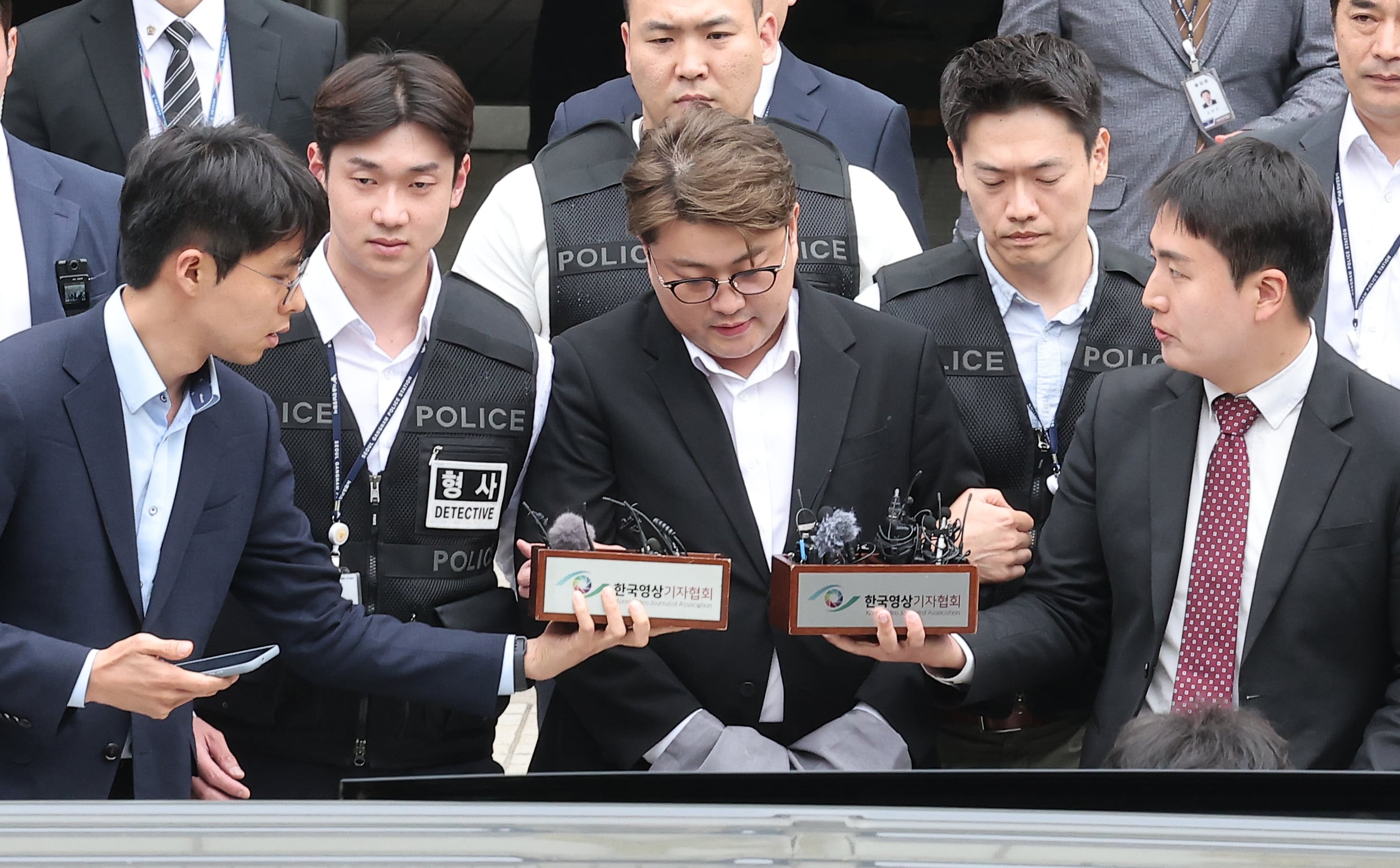 '음주 뺑소니' 혐의를 받는 가수 김호중이 24일 서울 서초구 서울중앙지방법원에서 열린 구속 전 피의자 심문(영장실질심사)을 마친 후 호송 차량으로 이동하고 있다./뉴스1