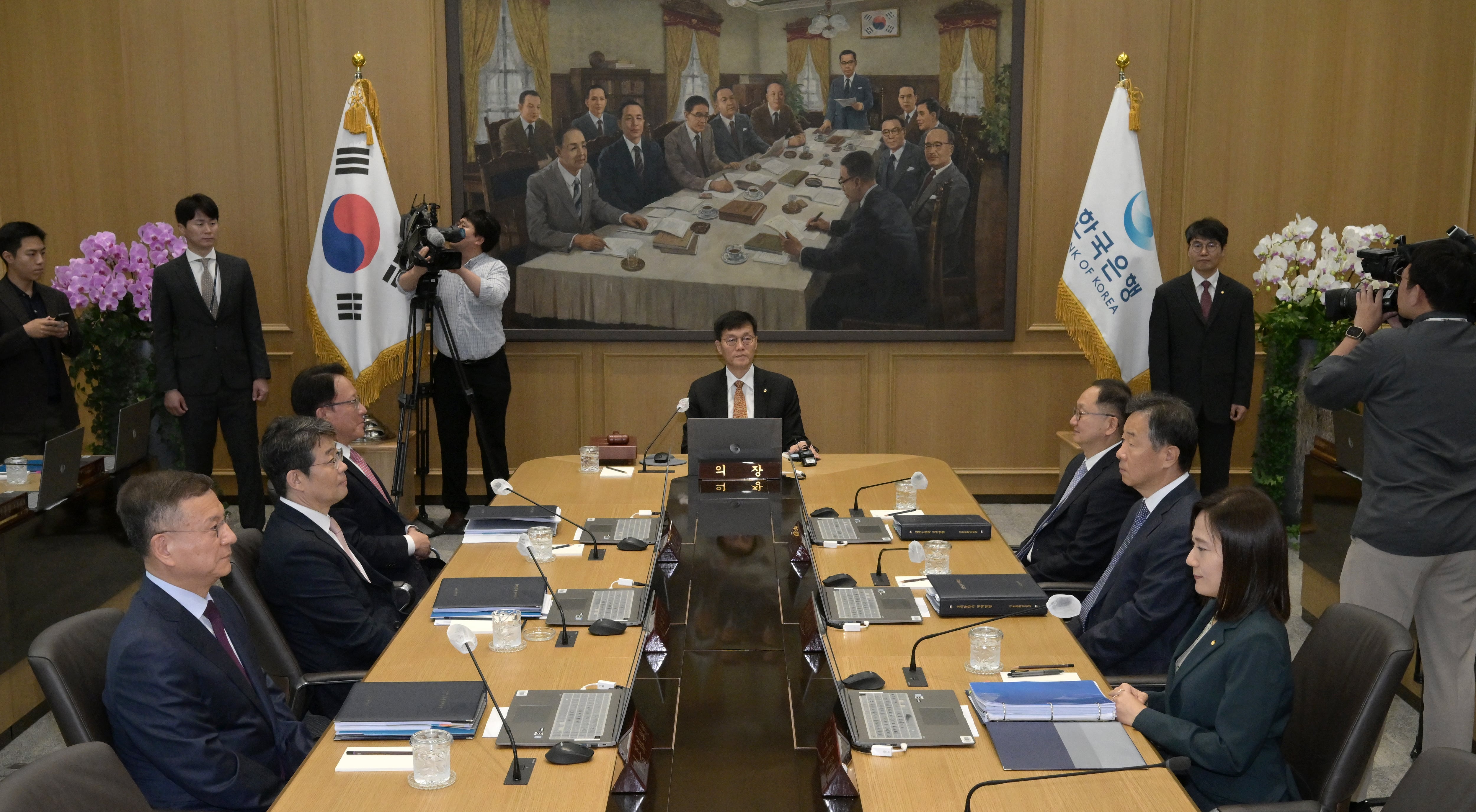 이창용 한국은행 총재가 23일 오전 서울 중구 한국은행에서 열린 금융통화위원회 본회의에서 회의를 주재하고 있다. /뉴스1