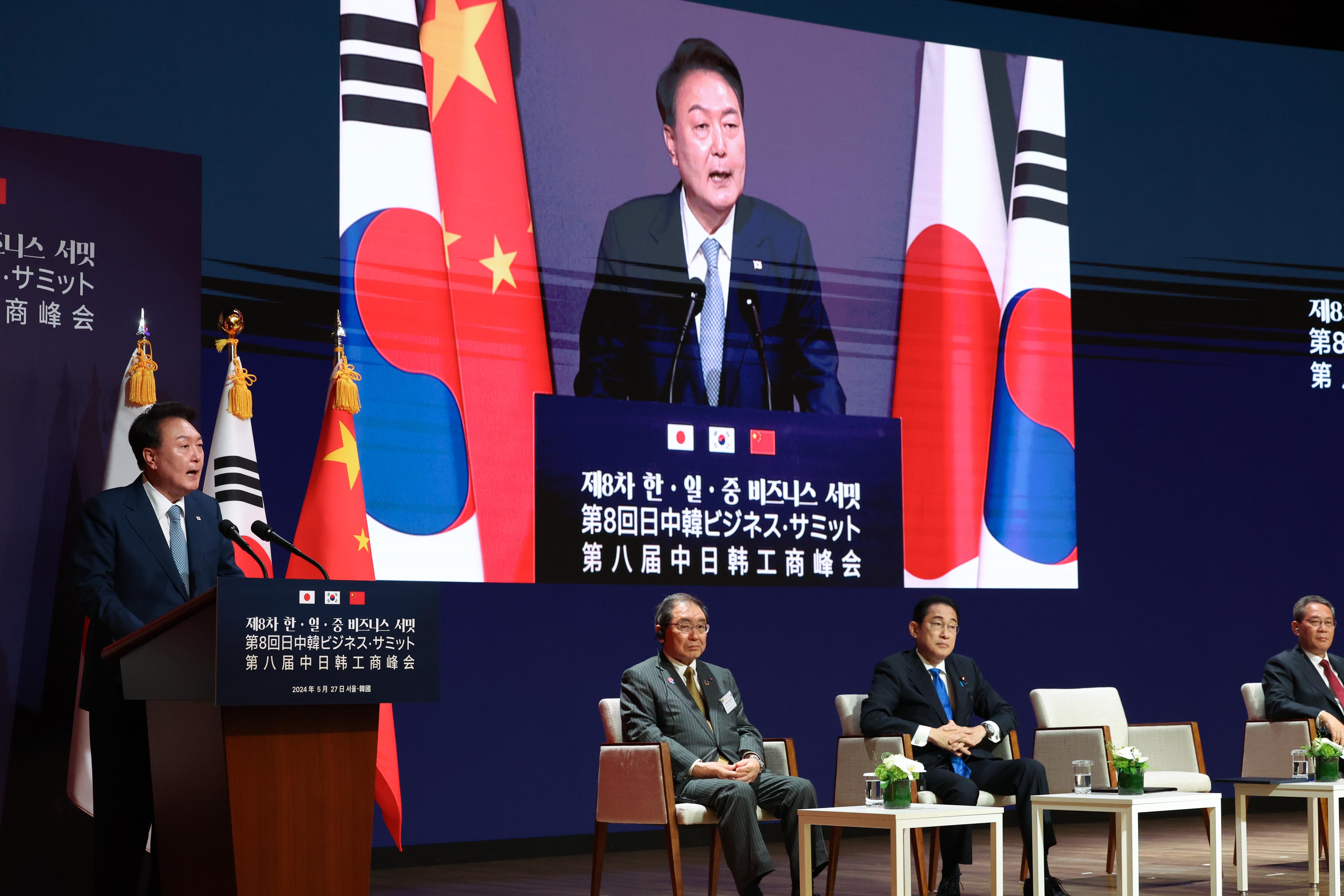 윤석열 대통령이 27일 서울 중구 대한상공회의소에서 열린 제8차 한일중 비즈니스 서밋에서 연설하고 있다. /연합 