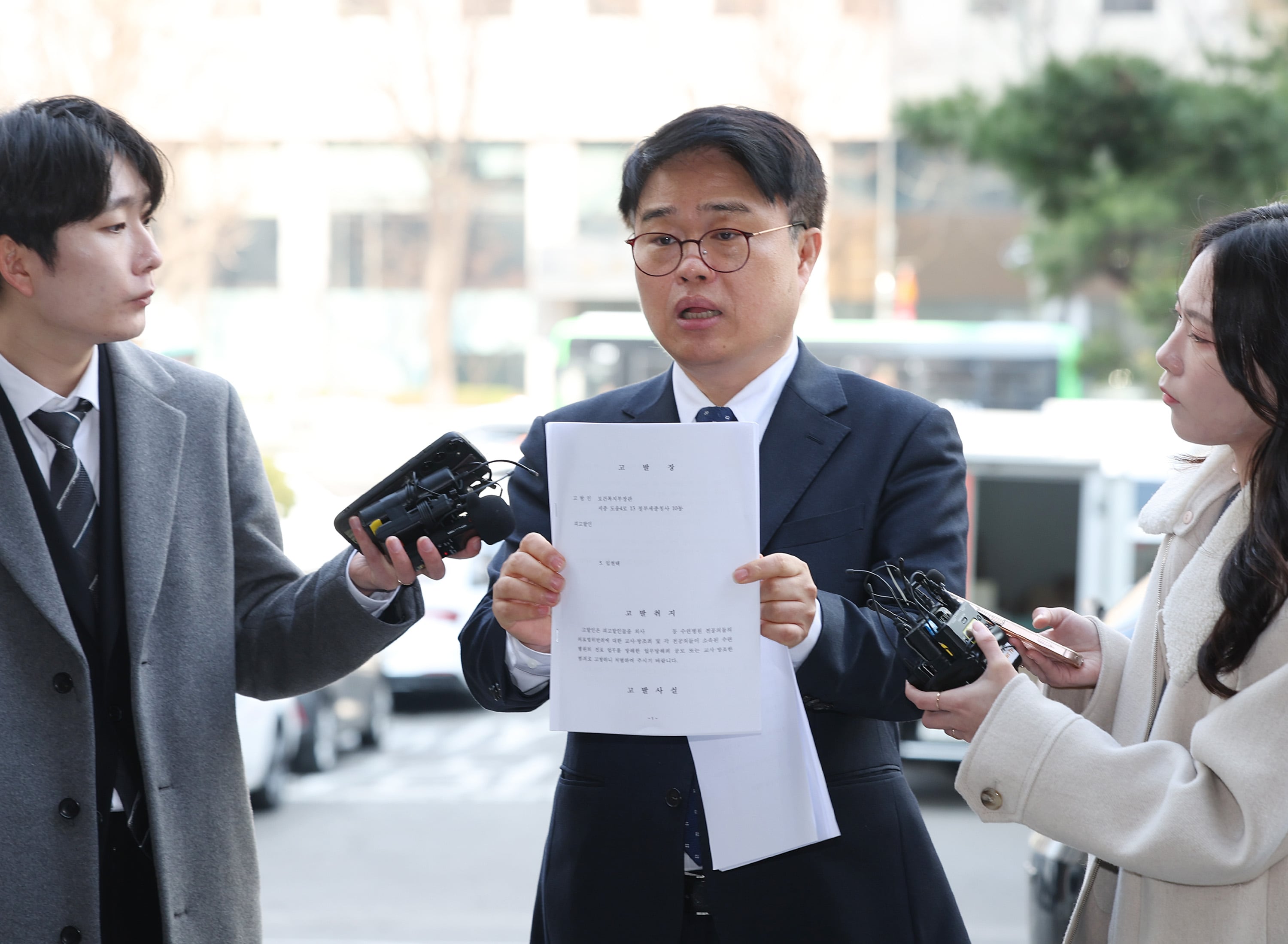 임현택 대한소아청소년과의사회장이 3월 15일 오전 전공의 집단 사직 공모 의혹과 관련한 경찰 재소환 조사를 받기 위해 서울 마포구 서울경찰청 공공범죄수사대로 출석하며 보건복지부로부터 받은 고발장을 들어 보이고 있다. /연합뉴스