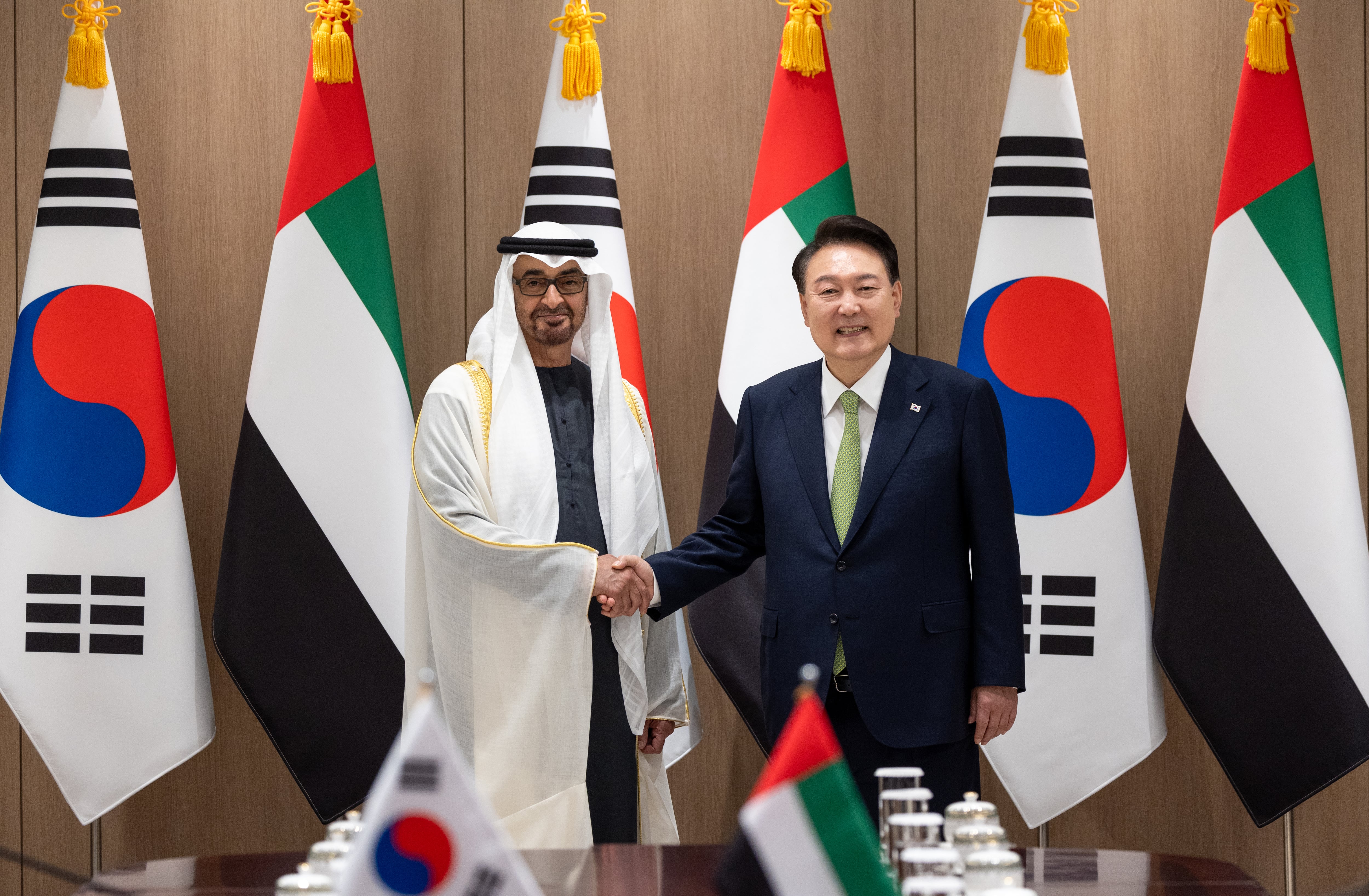 윤석열 대통령과 모하메드 빈 자이드 알 나흐얀 아랍에미리트(UAE)대통령이 지난 29일 서울 용산 대통령실 청사에서 열린 한·UAE 정상회담에서 악수하며 기념촬영을 하고 있는 모습/뉴스1 