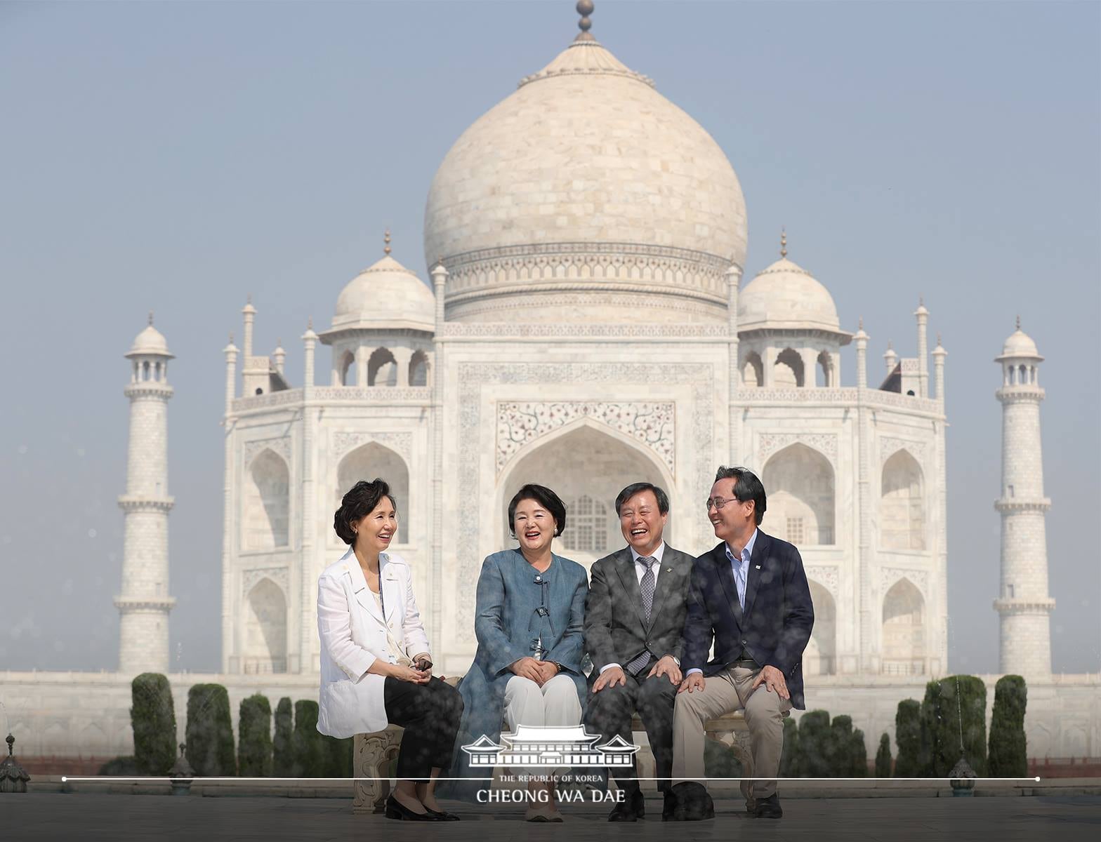 문재인 전 대통령의 부인 김정숙 여사가 2018년 11월 7일(현지시간) 인도 우타르프라데시주 아그라의 타지마할을 둘러보고 있는 모습. /뉴스1