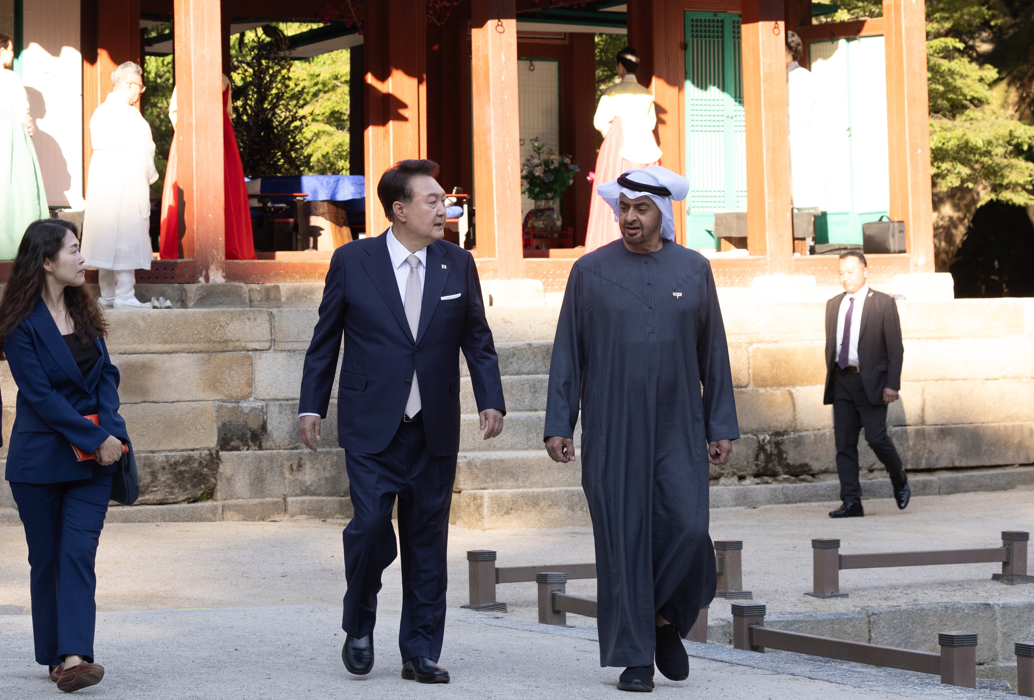 윤석열 대통령이 28일 서울 창덕궁 후원에서 모하메드 빈 자이드 알 나흐얀 아랍에미리트(UAE)대통령과 산책을 하고 있다. /뉴스1 