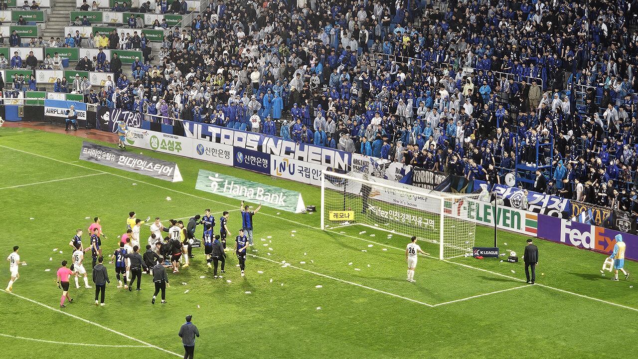 지난 11일 인천축구전용경기장에서 열린 하나은행 K리그1 2024 12라운드 원정 경기장에 물병들이 던져져있다./ 연합뉴스