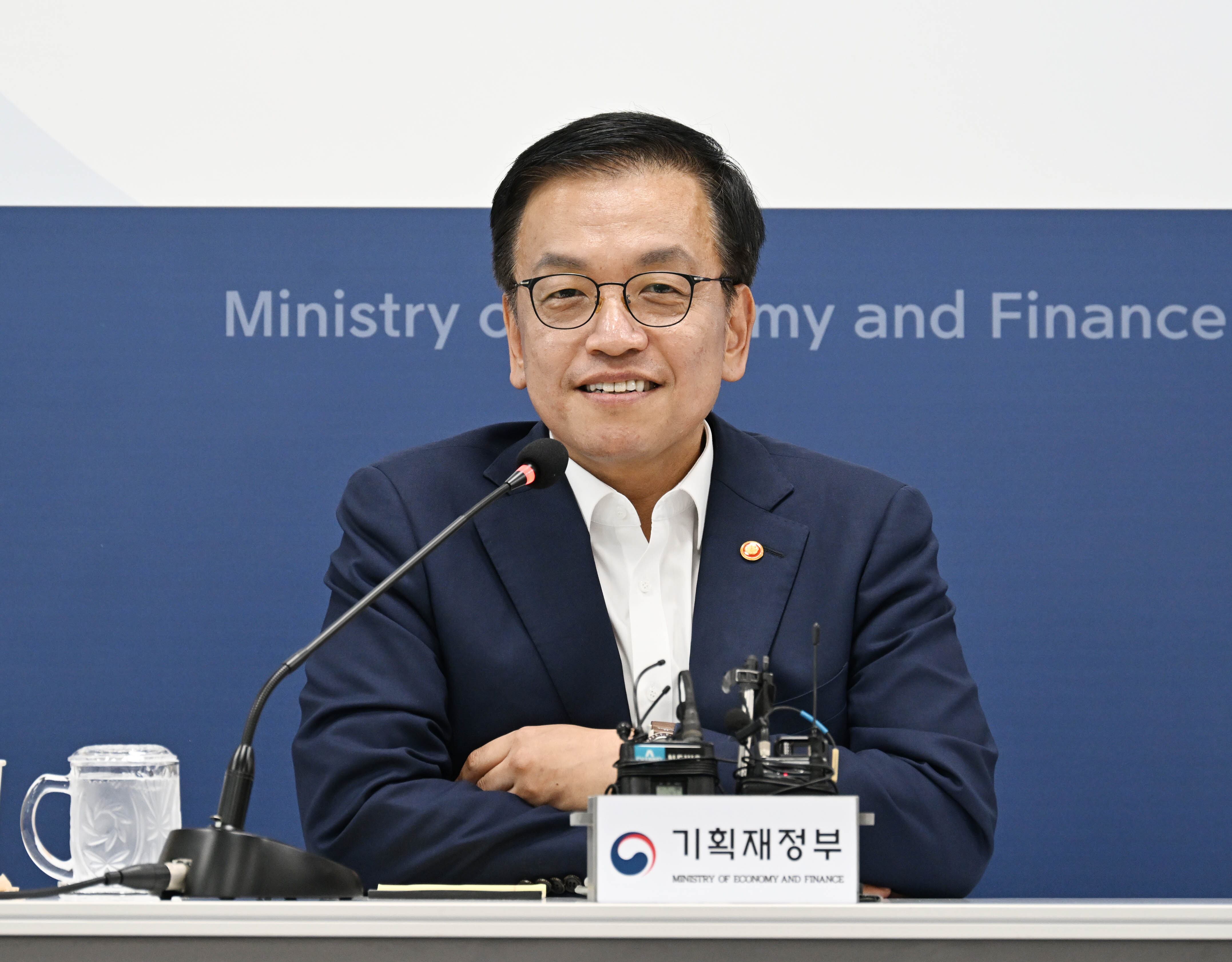 최상목 부총리 겸 기획재정부 장관이 지난 27일 정부세종청사 중앙동 기재부 기자실에서 열린 5월 월례 기자간담회에서 모두발언을 하고 있다. /기재부 제공