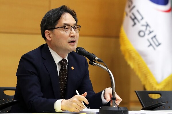 한기정 공정거래위원장이 16일 세종시 정부세종청사에서 열린 출입기자단과의 차담회에서 주요 현안 질의에 답변 하고 있다. / 뉴스1