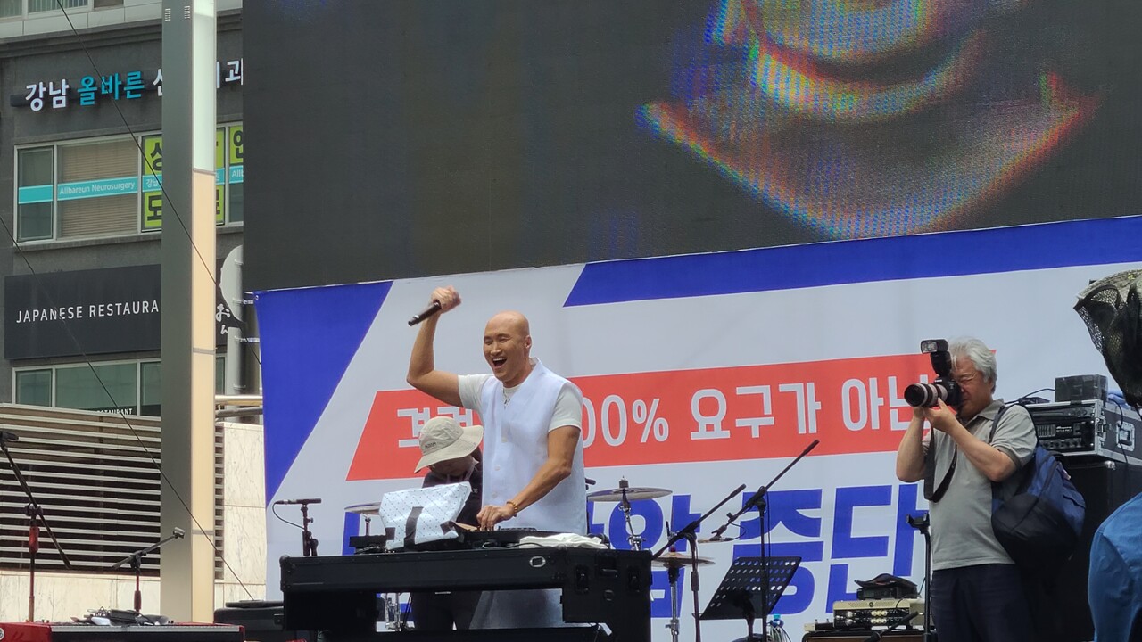 24일 오후 서울 서초구 삼성전자 서초사옥 앞에서 열린 전국삼성전자노조 문화행사에서 뉴진스님으로 활동하는 개그맨 윤성호가 EDM 공연을 펼쳤다. / 이광영 기자
