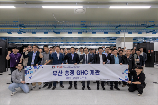 23일 부산 송정에서 열린 ‘송정 글로벌허브센터(GHC)’ 개관식에서 센터 관계자들이 기념촬영을 하고 있다. (첫째 줄 오른쪽부터) KT클라우드 이찬우 IDC운용담당, KT엔지니어링 최한규 공간사업본부장, KT클라우드 김승운 IDC본부장, KT 임보헌 부산/경남NW운용본부장, KT클라우드 김상곤 IDC사업담당, KT 송광성 부산/경남코어운용센터장. / KT클라우드