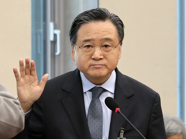 허영인 SPC그룹 회장이 지난해 12월 1일 오전 서울 여의도 국회 환경노동위원회에서 열린 '산업재해 관련 청문회'에 출석해 선서를 하고 있다. / 뉴스1