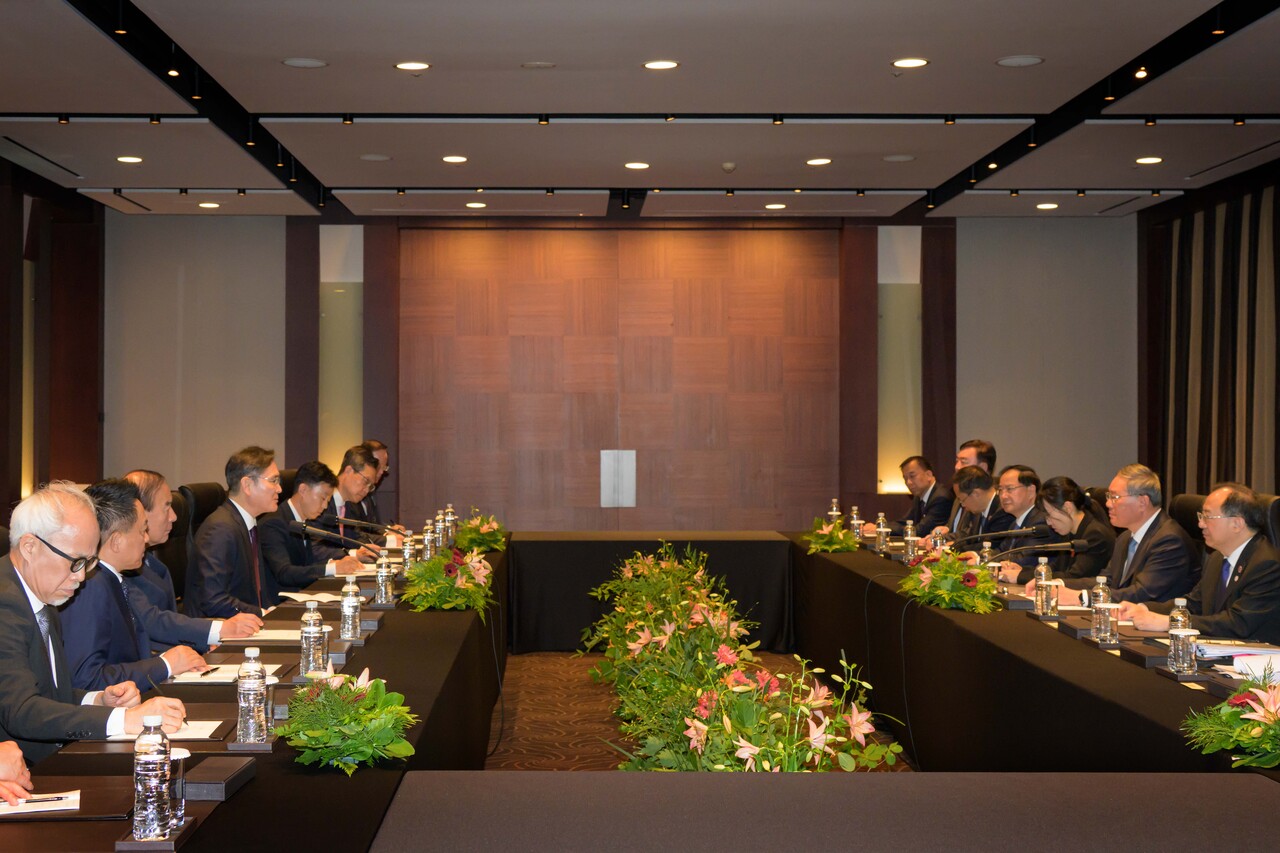 26일 서울 신라호텔에서 이재용 삼성전자 회장과 리창 중국 총리(맨 오른쪽에서 두 번째) 일행이 면담하는 모습 / 삼성전자