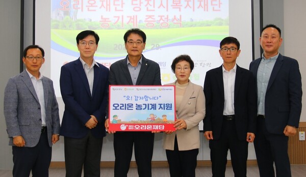 (왼쪽부터) 권혁용 오리온 AGRO팀 상무, 최범림 오리온재단 사무국장, 강도순 당진시 순성농협 조합장, 양기림 당진시복지재단 이사장, 신낙현 당진시청 농식품유통과장, 유광근 당진시해나루조합공동사업법인 대표. / 오리온