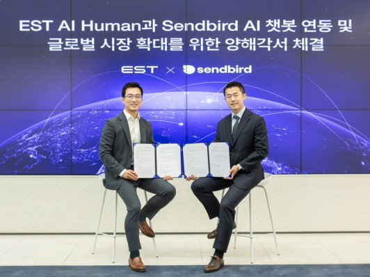 이스트소프트 정상원 대표(왼쪽)와 센드버드코리아 이상희 대표가 업무협약 체결 후 기념촬영을 하고 있다. / 이스트소프트