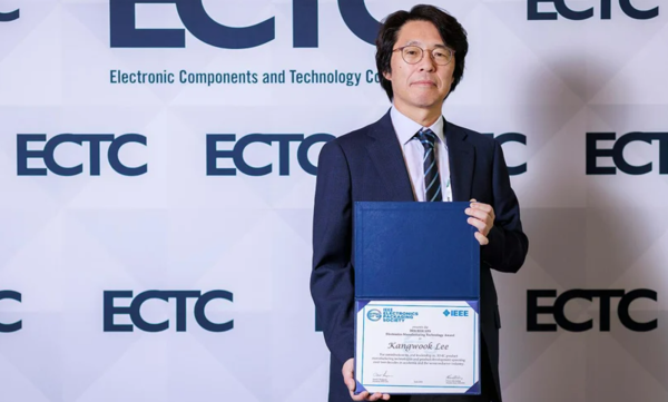  이강욱 SK하이닉스 PKG개발 담당 부사장이 ‘전기전자공학자협회(IEEE) 전자패키징학회(EPS) 어워드 2024’에서 한국인 최초로 ‘전자제조기술상(Electronics Manufacturing Technology Award)’을 수상했다. / SK하이닉스