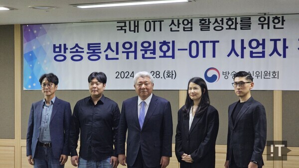왼쪽부터 이태현 웨이브 대표, 박태훈 왓챠 대표, 김홍일 방송통신위원회 위원장, 최주희 티빙 대표, 김성한 쿠팡플레이 대표가 기념사진을 촬영하고 있다. / 변인호 기자