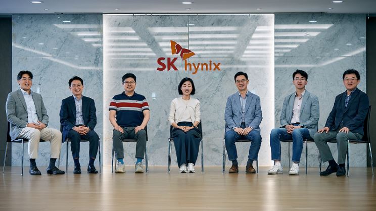 좌담회에 참석한 SK하이닉스 임원들. 왼쪽부터 권언오 부사장(HBM PI), 김기태 부사장(HBM S&M), 이동훈 부사장(321단 낸드 PnR), 오해순 부사장(낸드 Advanced PI), 길덕신 부사장(소재개발), 손호영 부사장(Adv. PKG개발), 이재연 부사장(Global RTC) / SK하이닉스