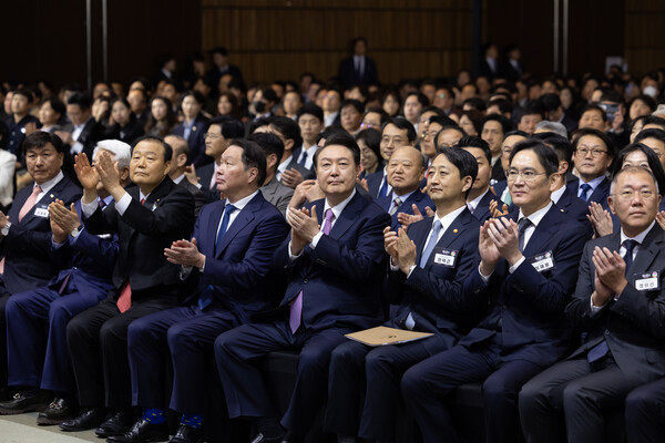 윤석열 대통령이 3월 20일 오후 서울 여의도 63컨벤션센터에서 열린 제51회 상공의 날 기념식에 참석해 손뼉치고 있다. 앞줄 왼쪽부터 최재호 창원상의 회장, 김정태 전주상의 회장, 양재생 부산상의 회장, 최태원 대한상의 회장, 윤 대통령, 안덕근 산업통상자원부 장관, 이재용 삼성전자 회장, 정의선 현대차그룹 회장. / 대통령실