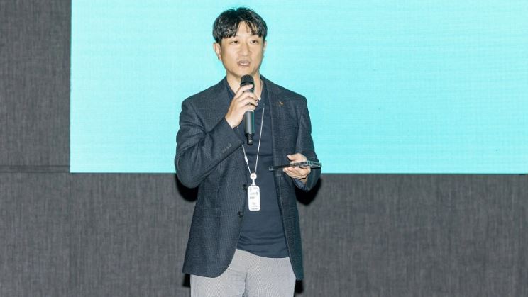 온실가스 저감의 중요성에 대해 설명하는 조성봉 SK하이닉스 ESG추진 담당(부사장) / SK하이닉스
