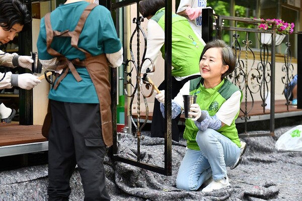 서창희 코오롱사회봉사단장(오른쪽 아래)이 5월 28일 서울 마포구 성산행복한홈스쿨에서 테라스 목재 개·보수, 화단 가꾸기 활동을 펼치고 있다. / 코오롱그룹