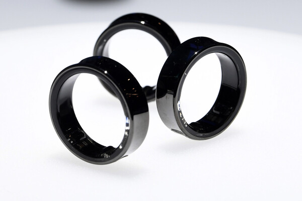 세계 최대 이동통신 전시회 '모바일 월드 콩그레스(MWC) 2024'가 개막한 2월 26일(현지시간) 스페인 바르셀로나 피라 그란 비아 전시장 삼성전자 부스에 갤럭시 링이 공개되고 있다. / 뉴스1