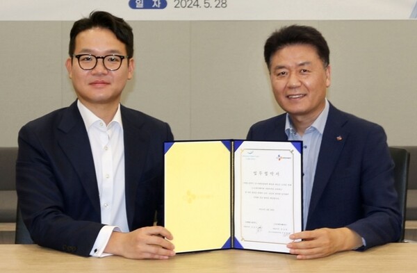 지난 28일, 서울 마포구에 위치한 CJ프레시웨이 상암본사에서 CJ프레시웨이 강연중 FD사업본부장(오른쪽)과 세광그린푸드 김슬기 대표가 업무협약을 마치고 기념사진을 촬영하고 있다. / CJ프레시웨이