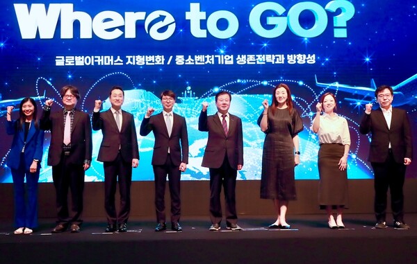 이재석 카페24 대표(왼쪽에서 두 번째)가  행사에 참여한 기관·기업 관계자들과 기념 사진을 촬영하고 있다. / 카페24