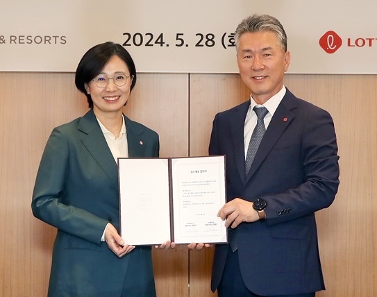 28일 서울 소공동 롯데호텔 서울에서 김혜주 롯데멤버스 대표(왼쪽)와 김태홍 롯데호텔앤리조트 대표가 업무제휴 협약을 체결하고 기념촬영을 하고 있다. / 롯데호텔앤리조트