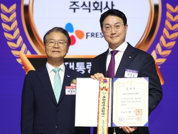 지난 28일, 서울 중구 대한상공회의소에서 열린 '2024 고용평등 공헌포상'에서 이건일 CJ프레시웨이 대표(오른쪽), 이정식 고용노동부 장관이 대통령 표창 기념사진을 촬영하고 있다. / CJ프레시웨이