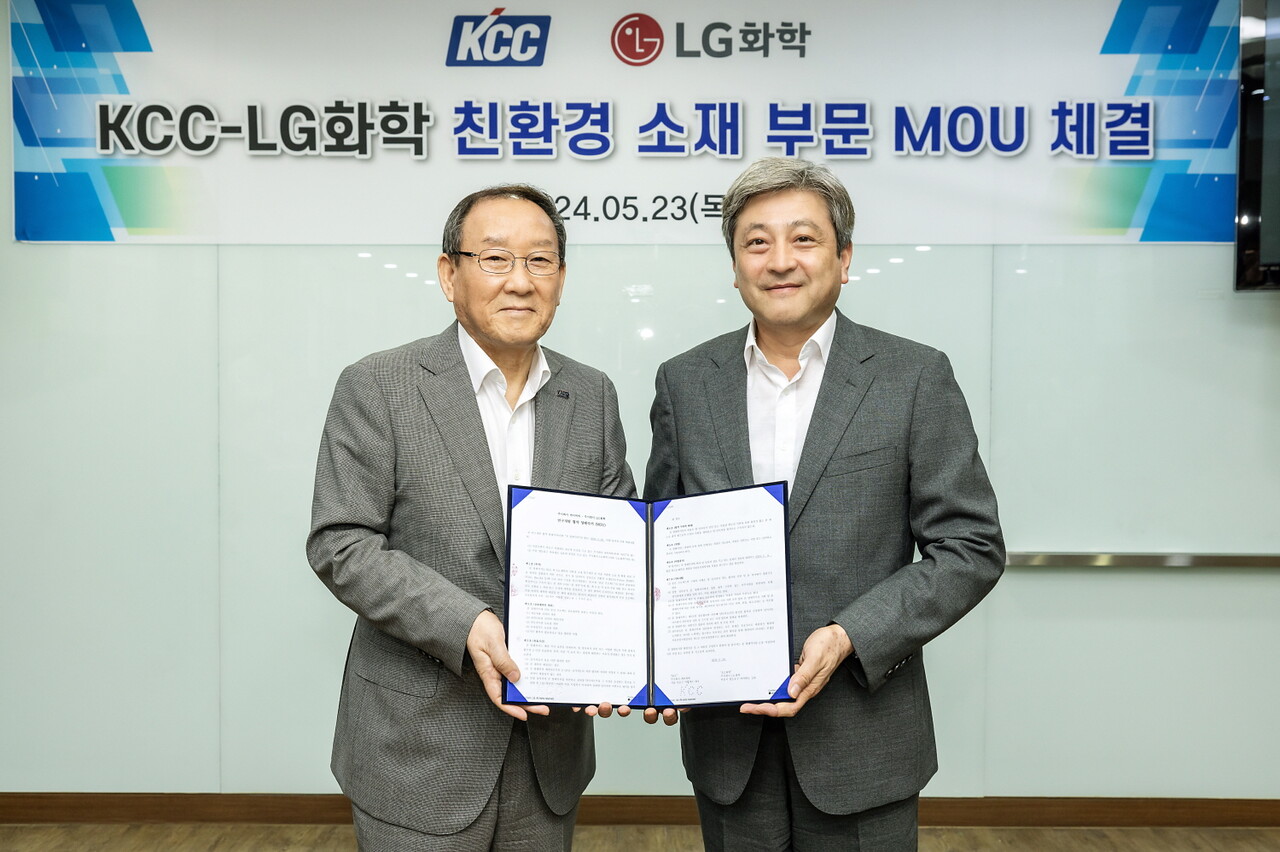 이종구 LG화학 부사장(오른쪽)과 김상훈 KCC 부사장이 업무협약식을 마치고 기념 촬영을 하고있다. / LG화학