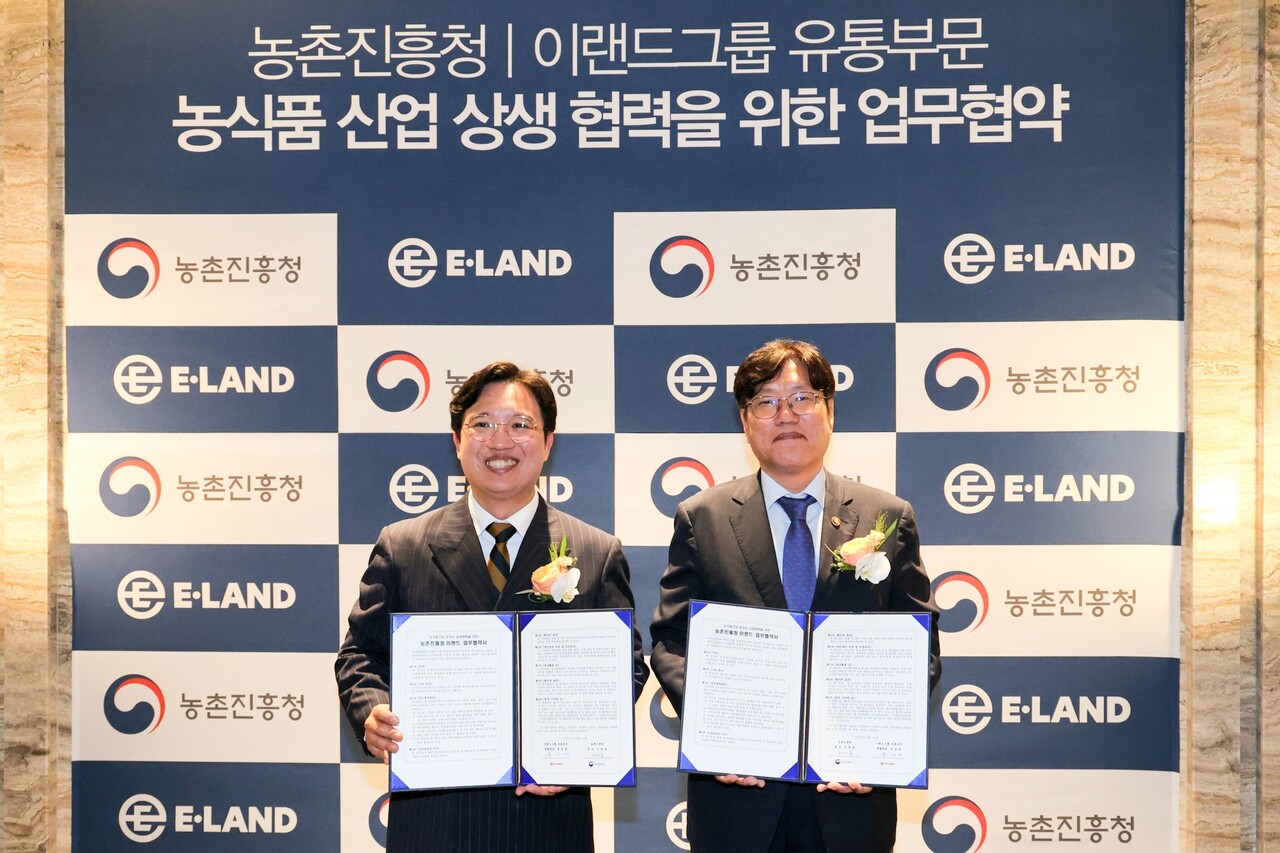 드(왼쪽부터) 윤성대 이랜드리테일 대표, 조재호 농촌진흥청장이 기념촬영을 하고 있다. / 이랜드그룹