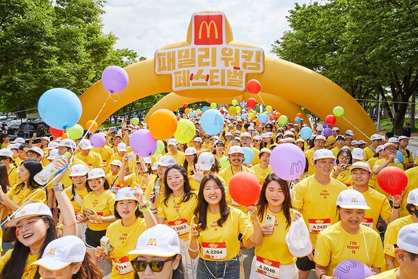 한국맥도날드가 지난 26일 서울 월드컵공원 평화광장에서 개최한 ‘2024 맥도날드 패밀리 워킹 페스티벌’에서 참가자들이 메인 코스 걷기를 시작하고 있다. / 한국맥도날드